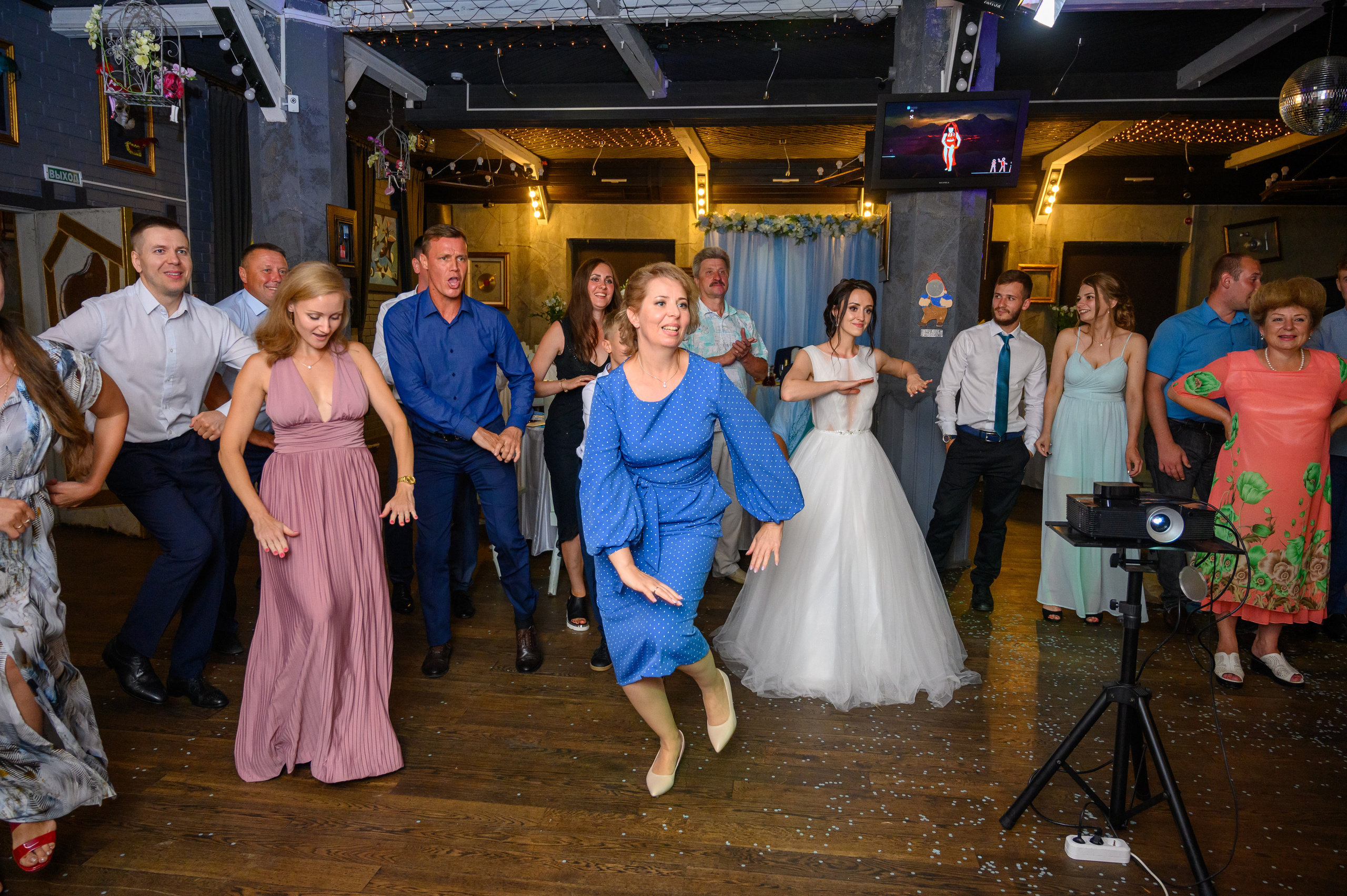 Прогулка в поле, свадьба в поле, прогулка лошади. Семейный и контент фотограф в Москве Alira