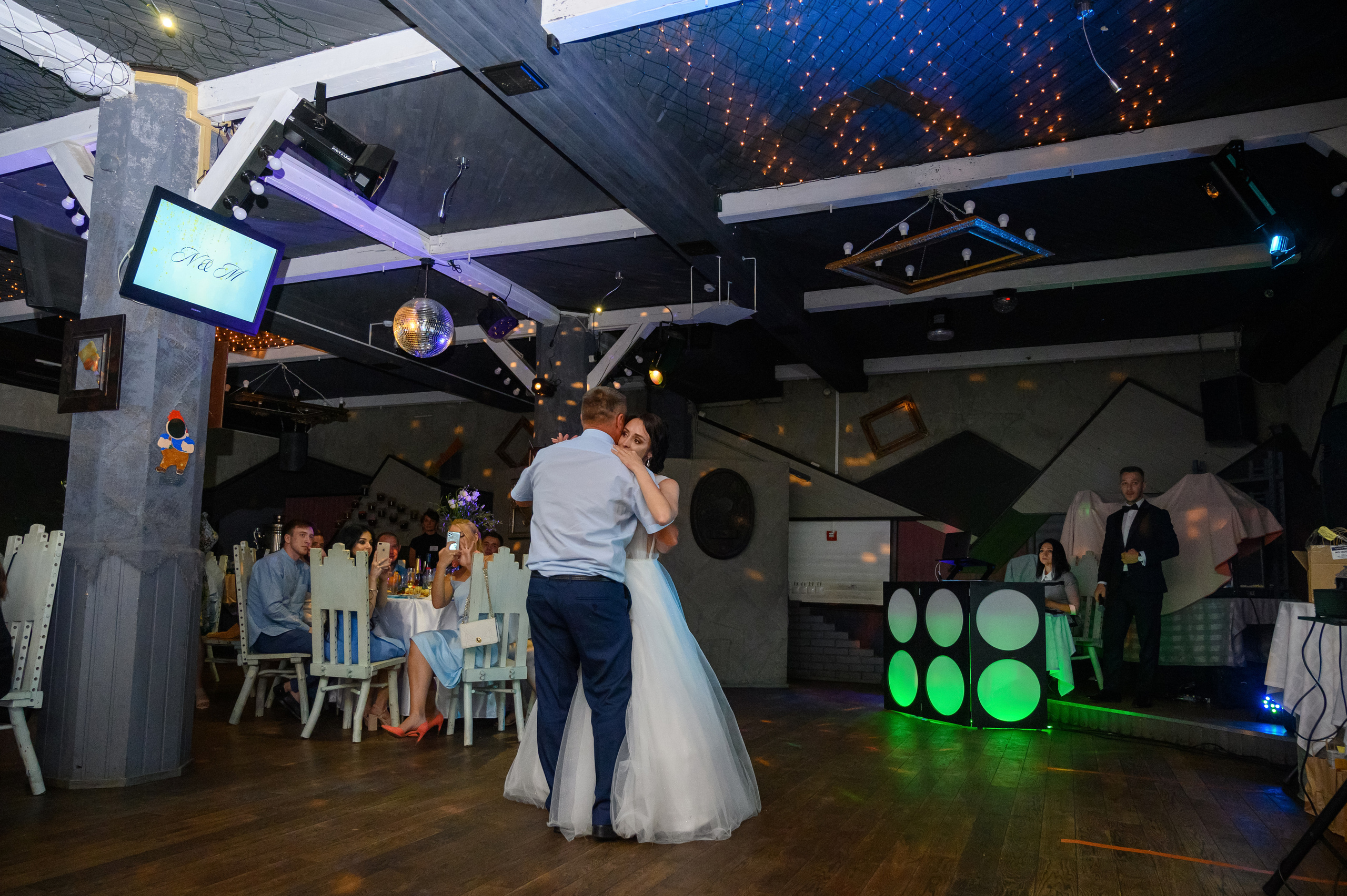 Прогулка в поле, свадьба в поле, прогулка лошади. Семейный и контент фотограф в Москве Alira