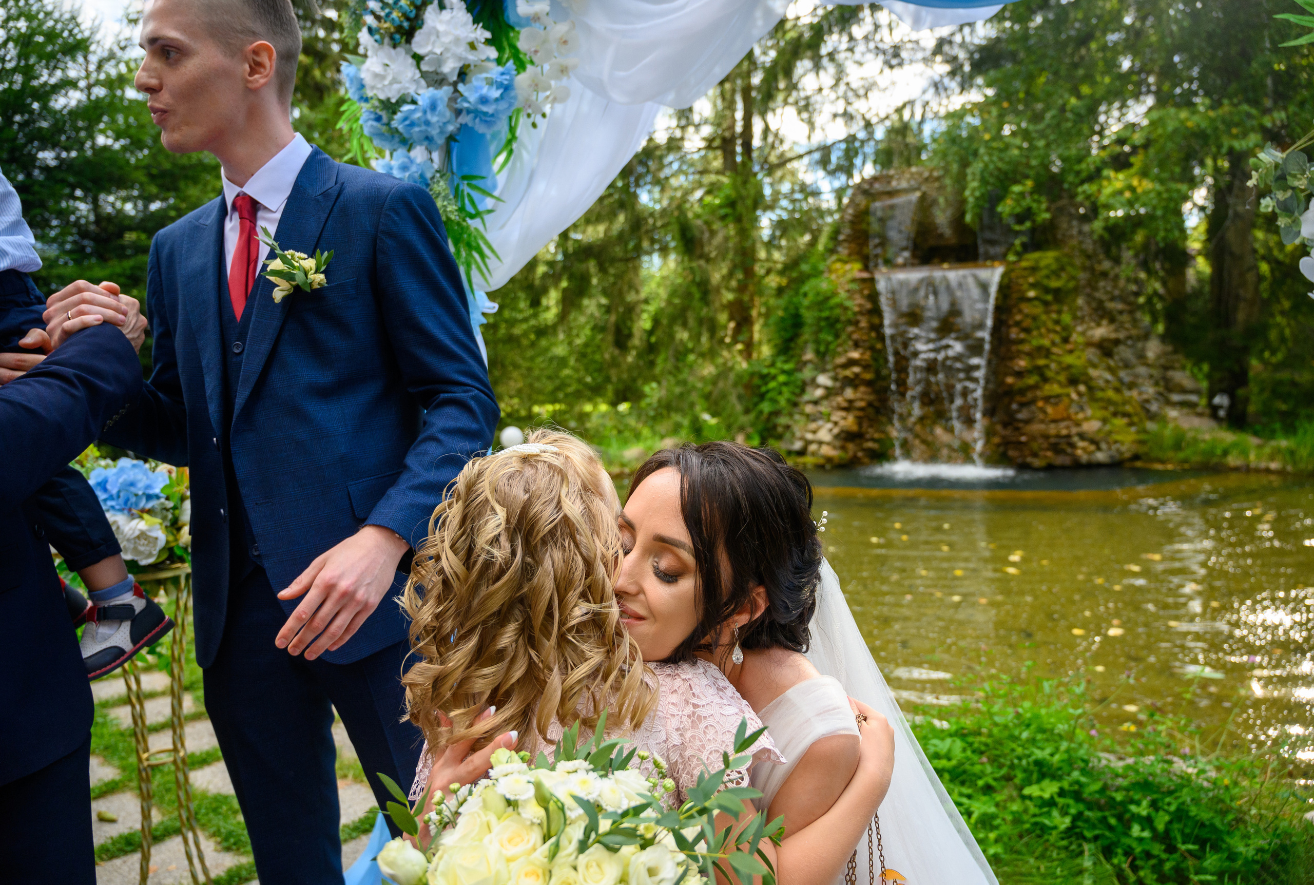 Прогулка в поле, свадьба в поле, прогулка лошади. Семейный и контент фотограф в Москве Alira