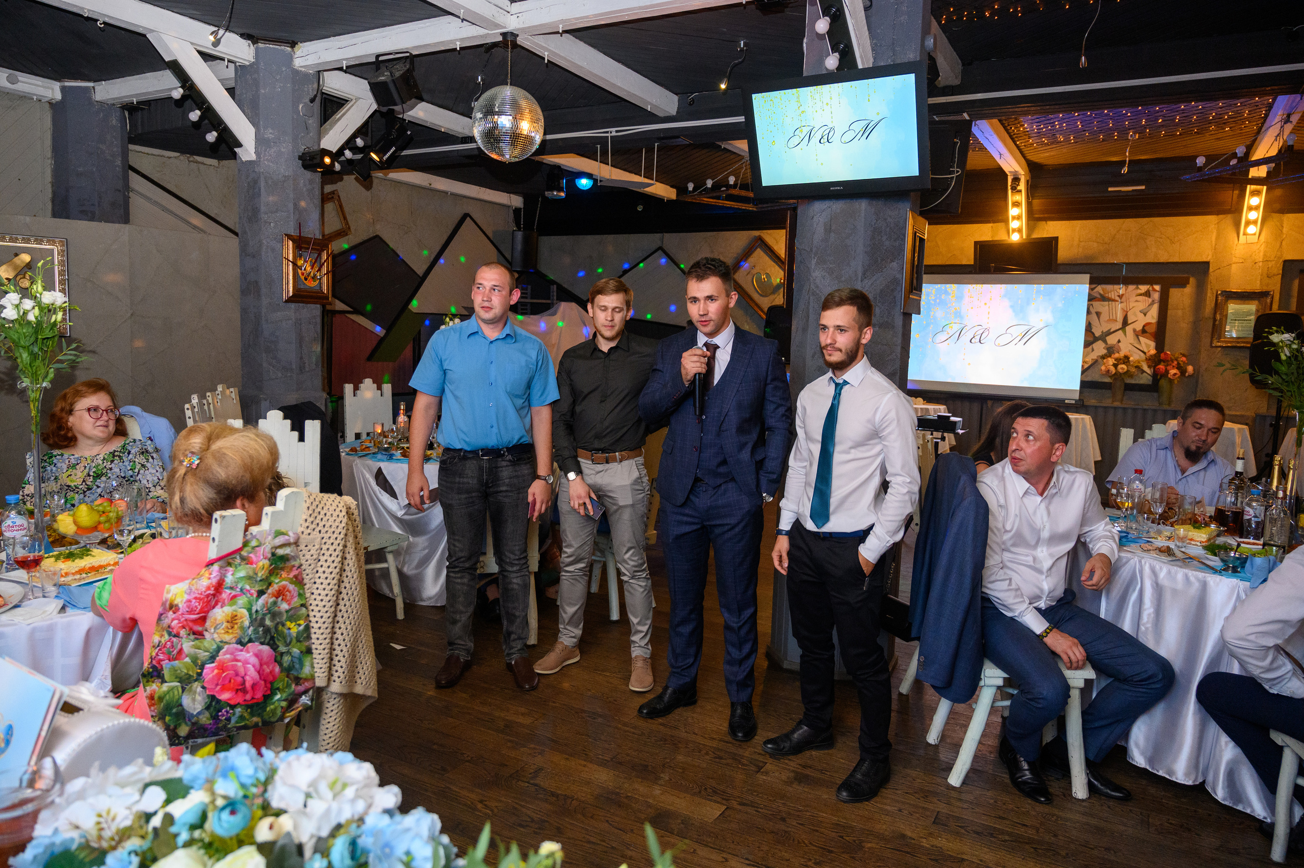 Прогулка в поле, свадьба в поле, прогулка лошади. Семейный и контент фотограф в Москве Alira