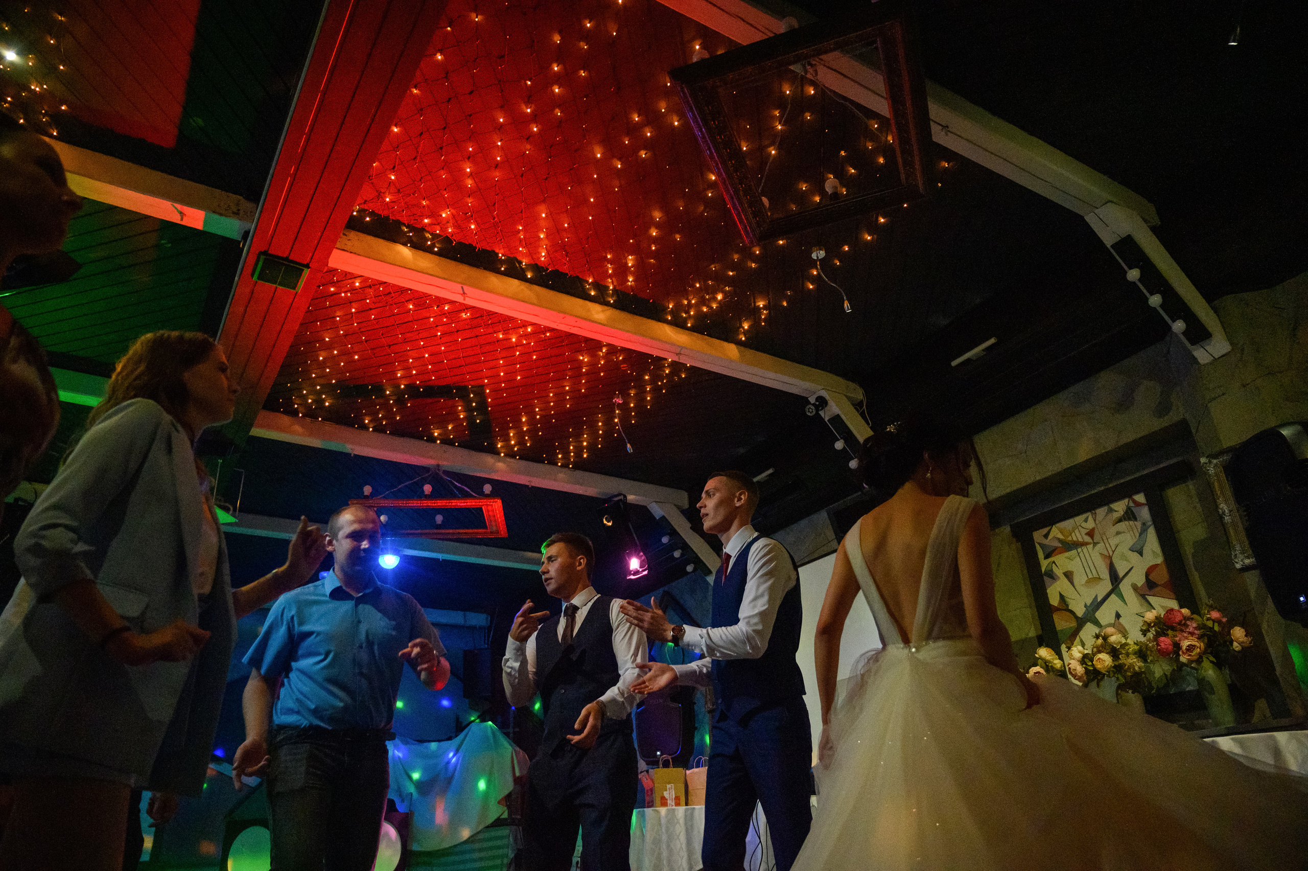 Прогулка в поле, свадьба в поле, прогулка лошади. Семейный и контент фотограф в Москве Alira