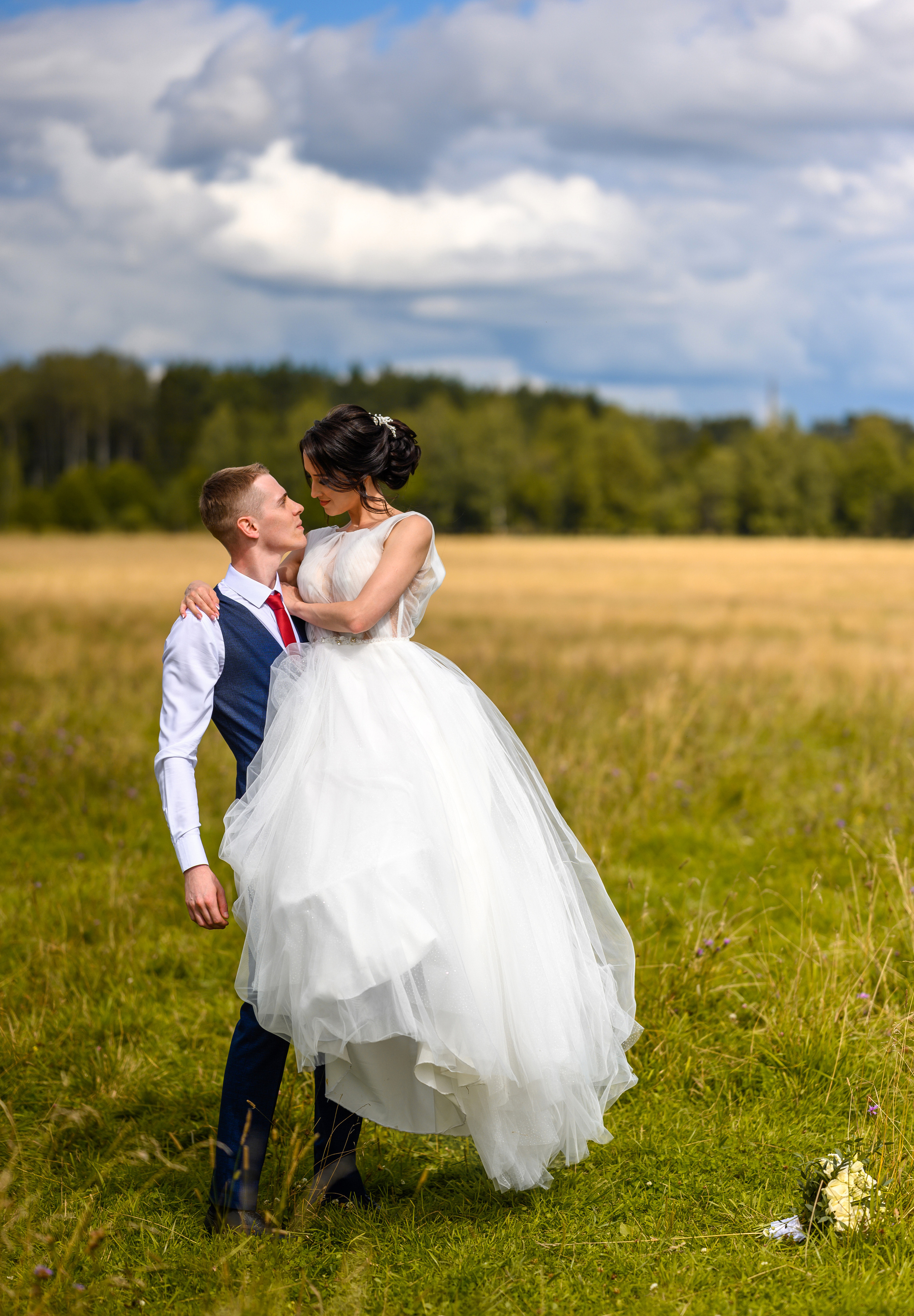 Прогулка в поле, свадьба в поле, прогулка лошади. Семейный и контент фотограф в Москве Alira