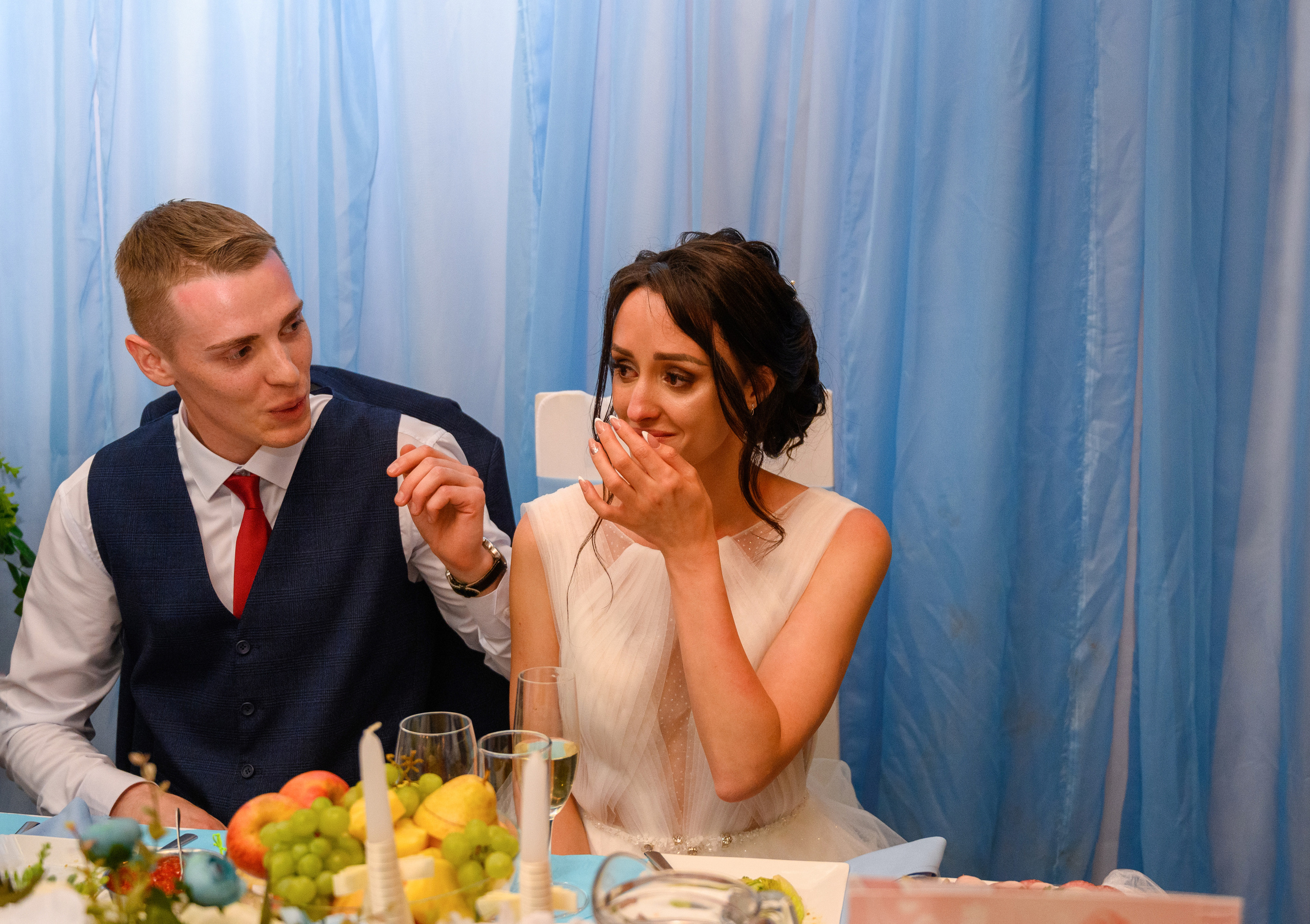 Прогулка в поле, свадьба в поле, прогулка лошади. Семейный и контент фотограф в Москве Alira