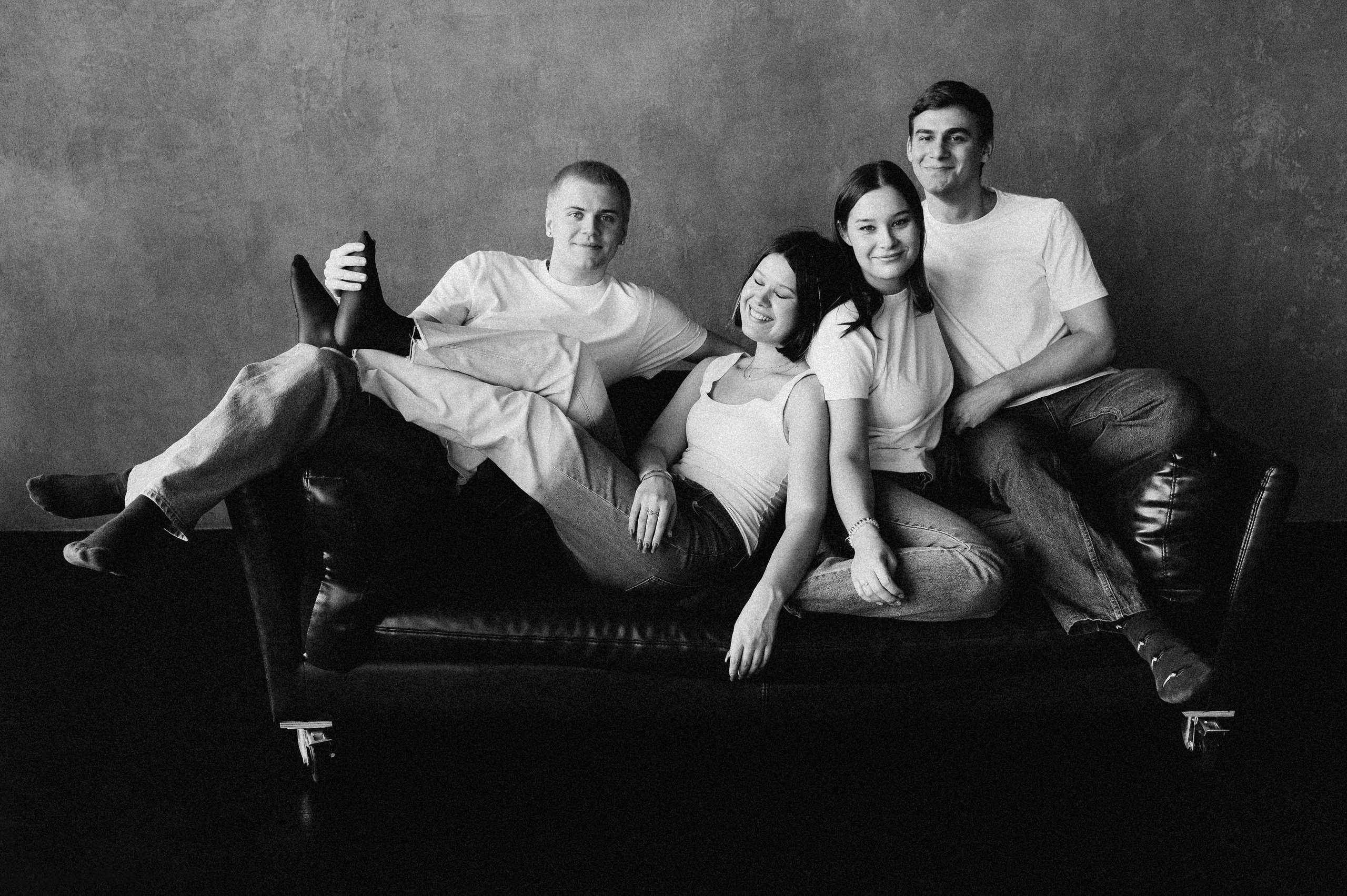 Фотосессия большой семьи в студии. Семейный фотограф в Новосибирске Женя Индрикова