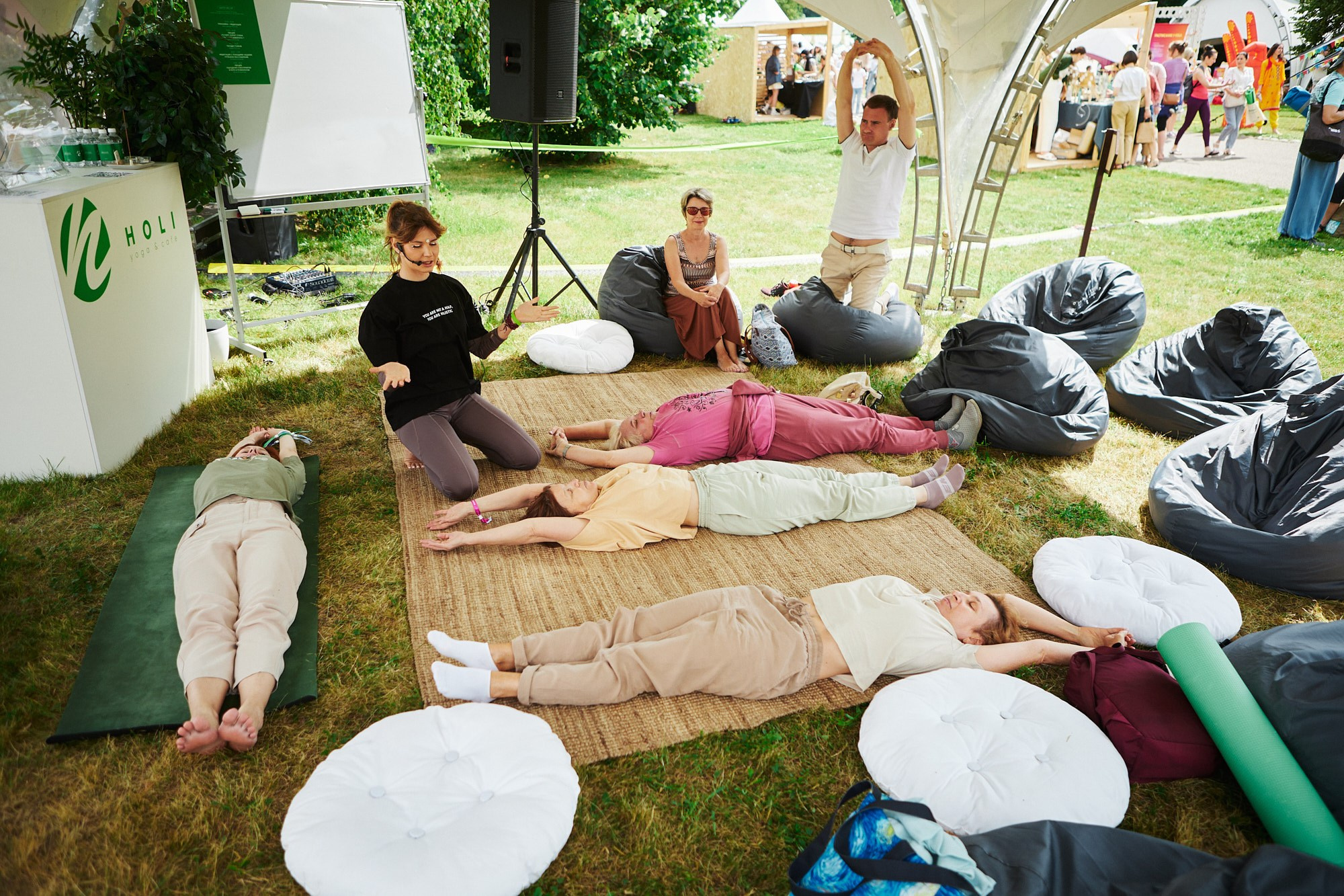 HOLI Yoga — репортажная съёмка фестиваля йоги в Москве. Репортажный фотограф в Москве — Дмитрий Тарасов | Съёмка мероприятий, концертов, корпоративов