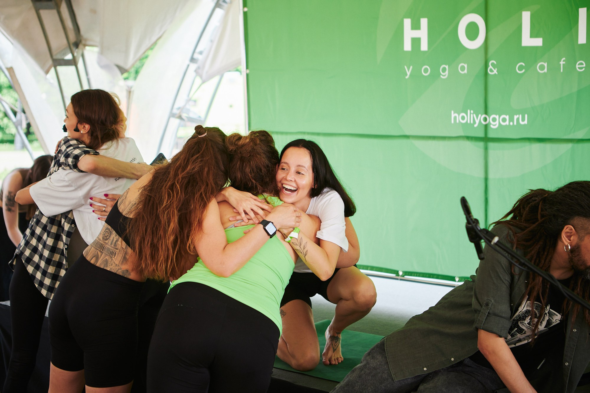 HOLI Yoga — репортажная съёмка фестиваля йоги в Москве. Репортажный фотограф в Москве — Дмитрий Тарасов | Съёмка мероприятий, концертов, корпоративов