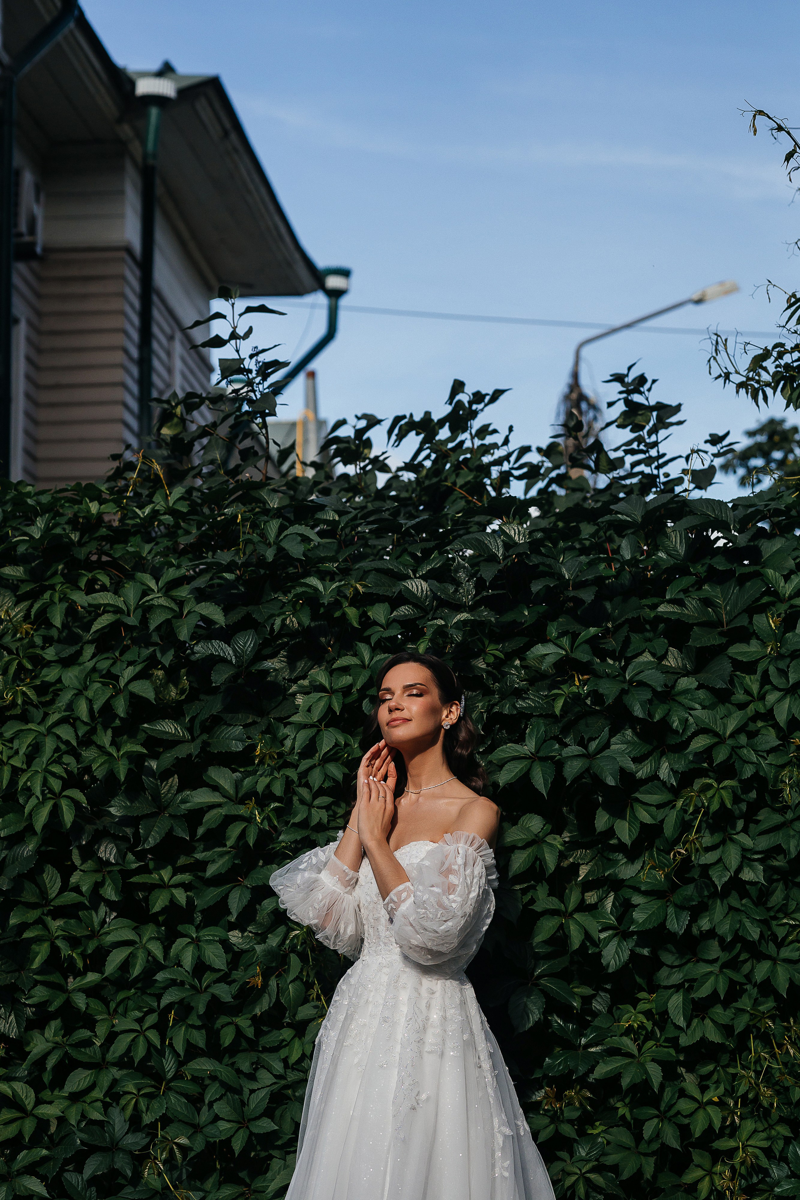 Волшебное утро невесты в номере отеля. Олег Сверчков | Свадебный фотограф Вологда