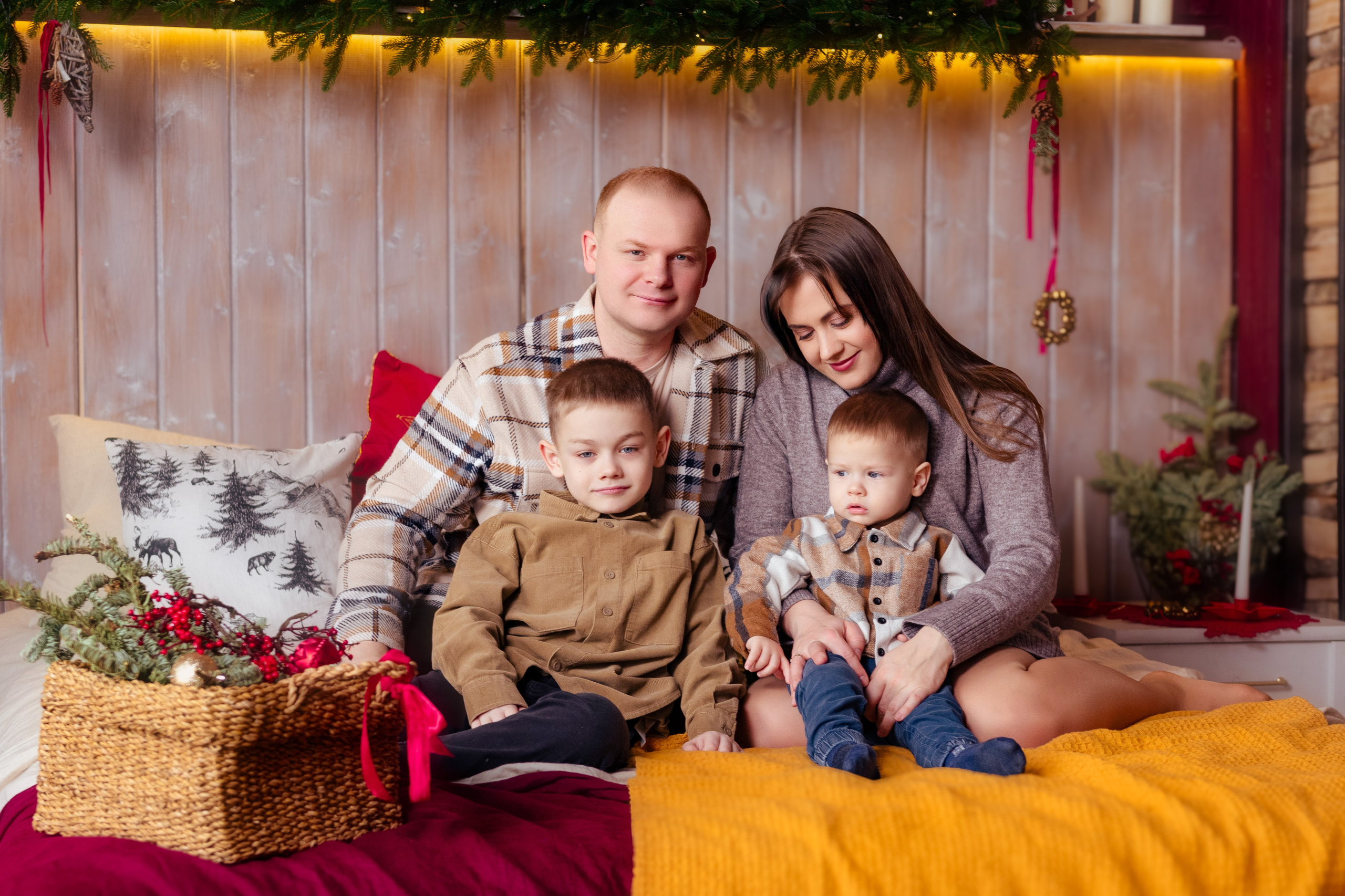 Семейная новогодняя фотосессия в студии Минска