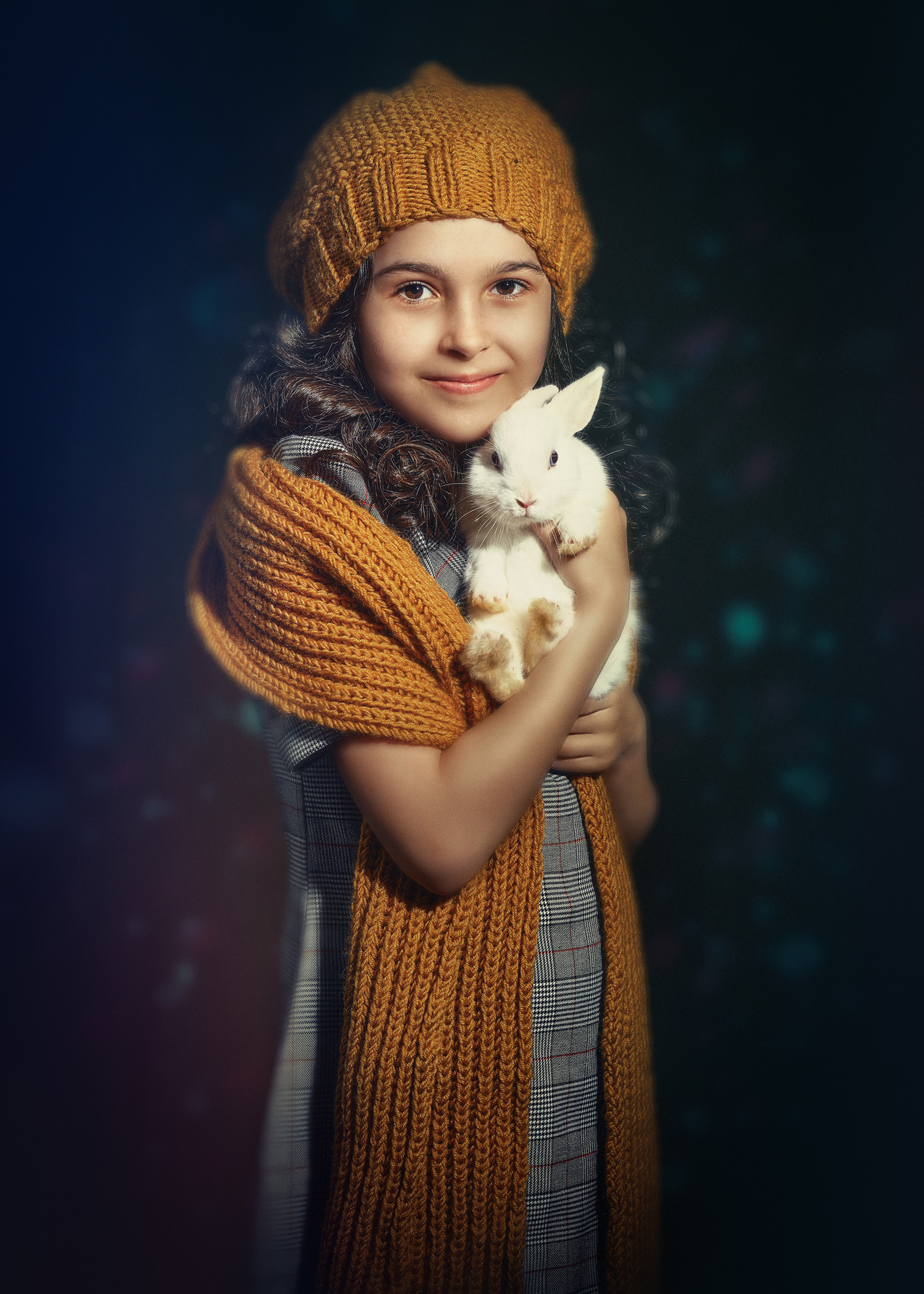 Портрет девочки с кроликом у лица, девочка в оранжевой вязанной шляпе