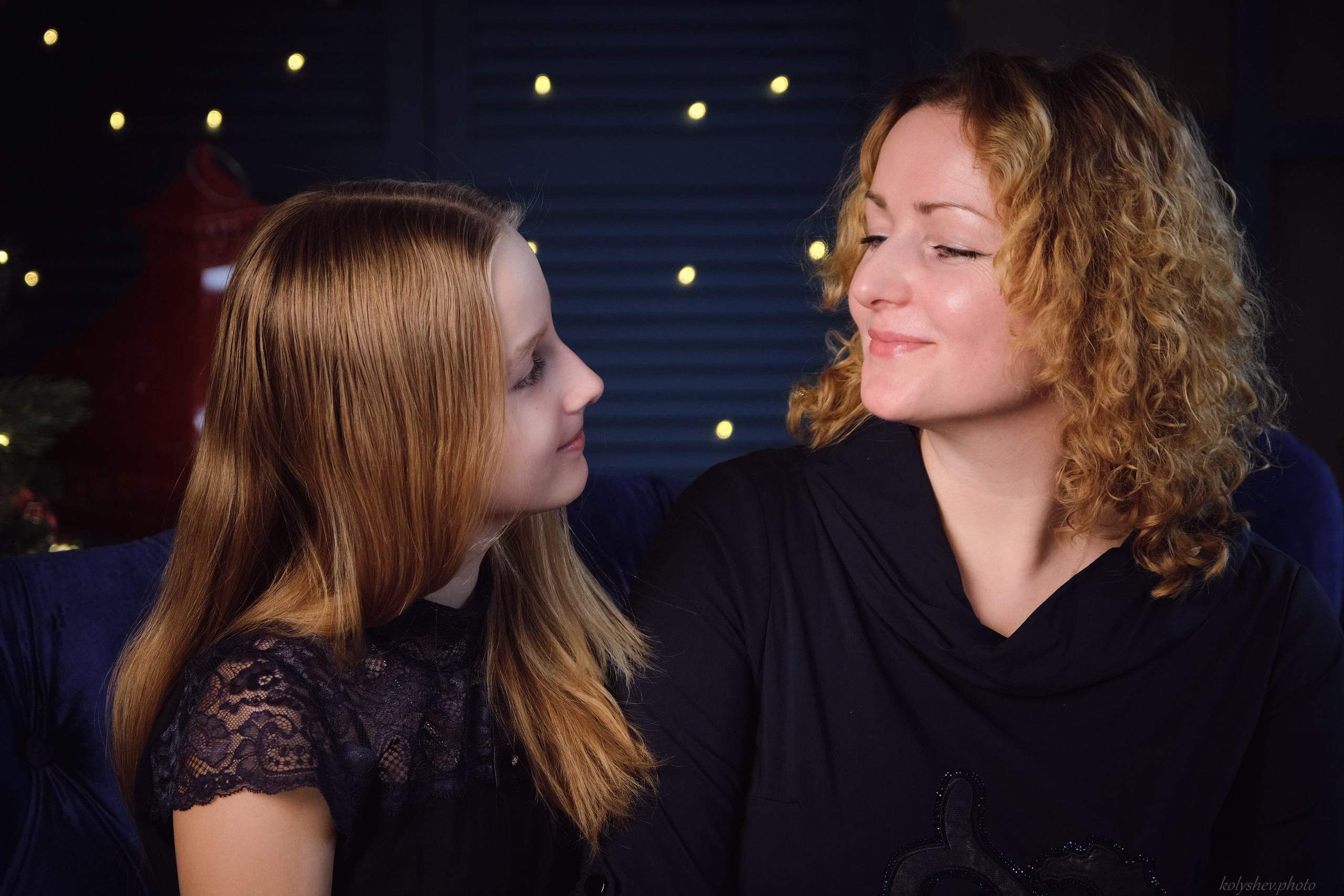 Семейная фотосессия мамы и дочек в студии в Москве фотограф Колышева Виктория. Портретный фотограф на новый год в Москве Виктория Колышева