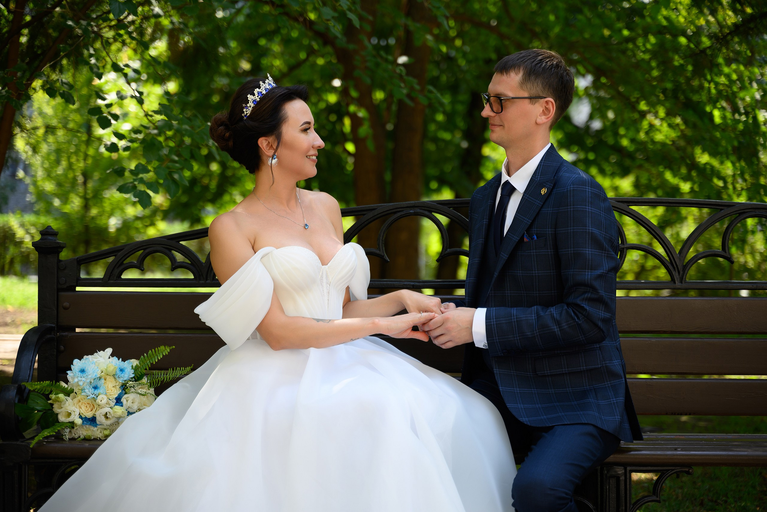 Жених и невеста держатся за ручки.