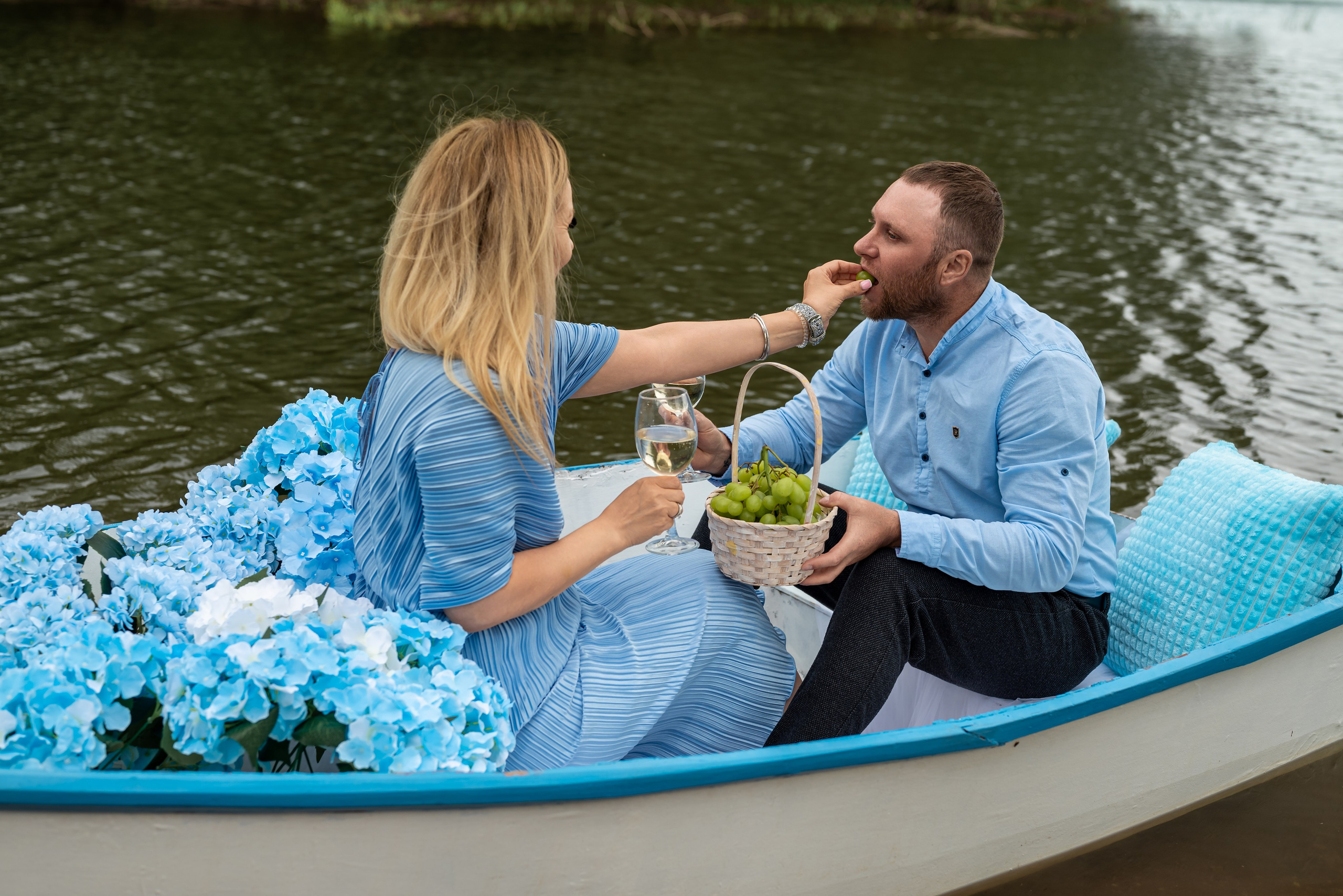 Фотопроект на лодке с голубыми гортензиями. Фотограф в городе Салават