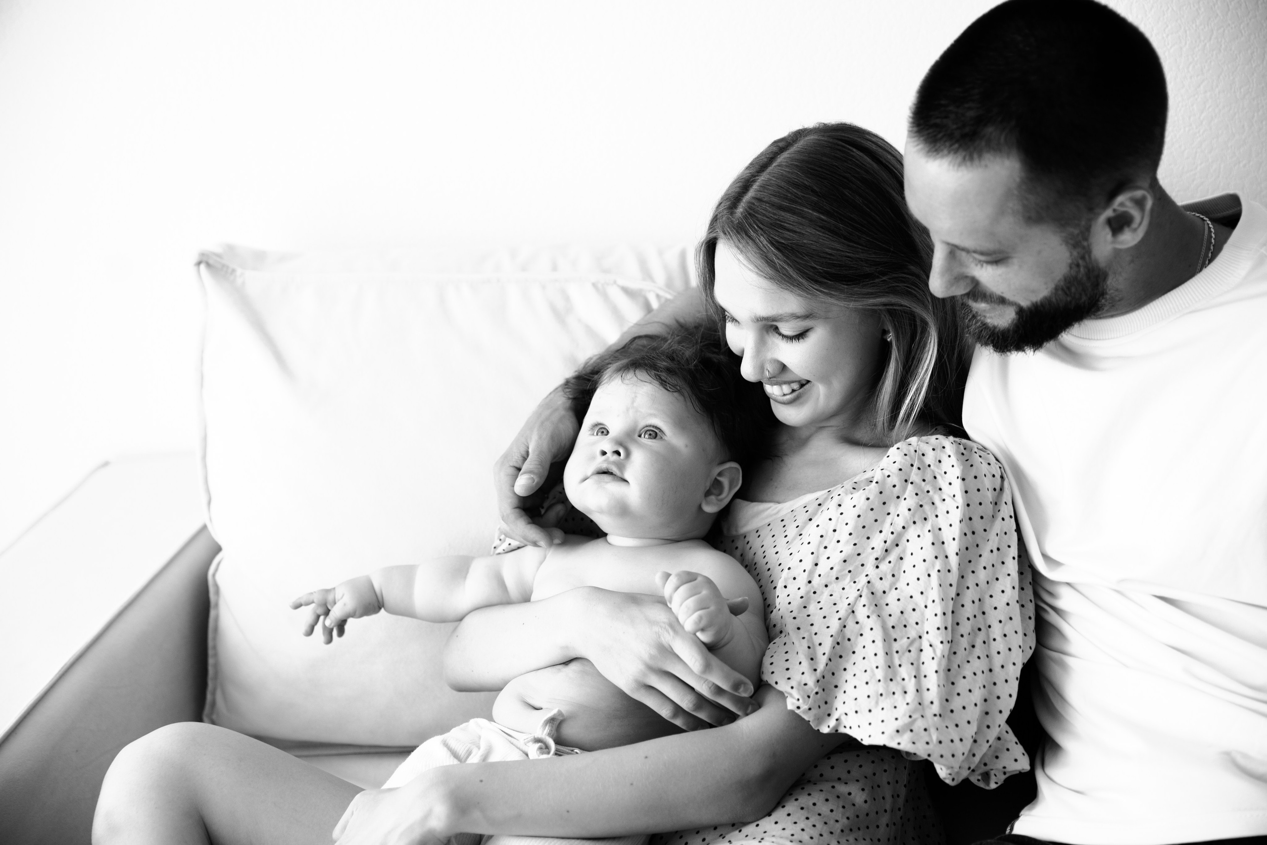 «Студийния съемка семьи- красивая семья на диване в светлой студии »