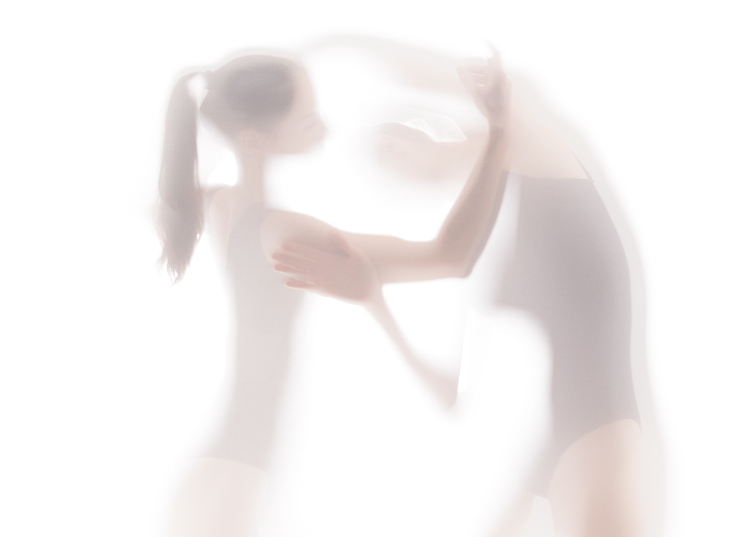 Балетная фотография: два танцора в объятиях, момент движения, танец и красота балета в студии