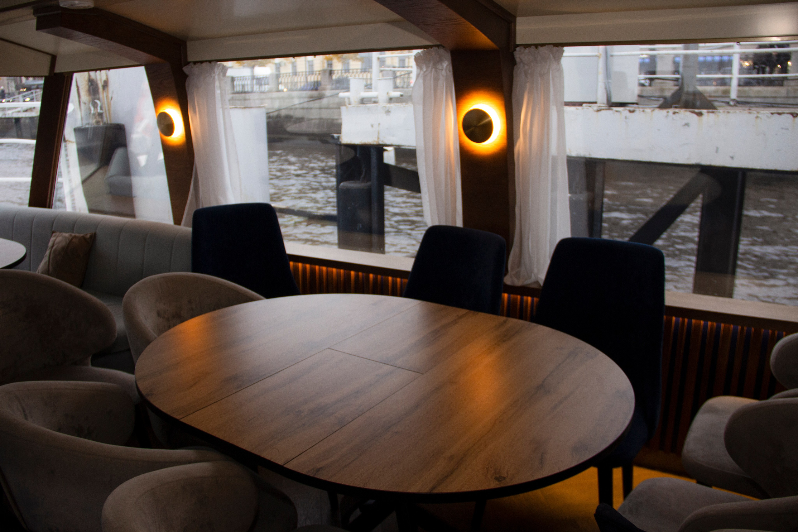 Съемка для сайта аренды катеров в Санкт-Петербурге, подготовка к свадебной прогулке по рекам и каналам. Фотограф в Санкт-Петербурге Смирнова Диана