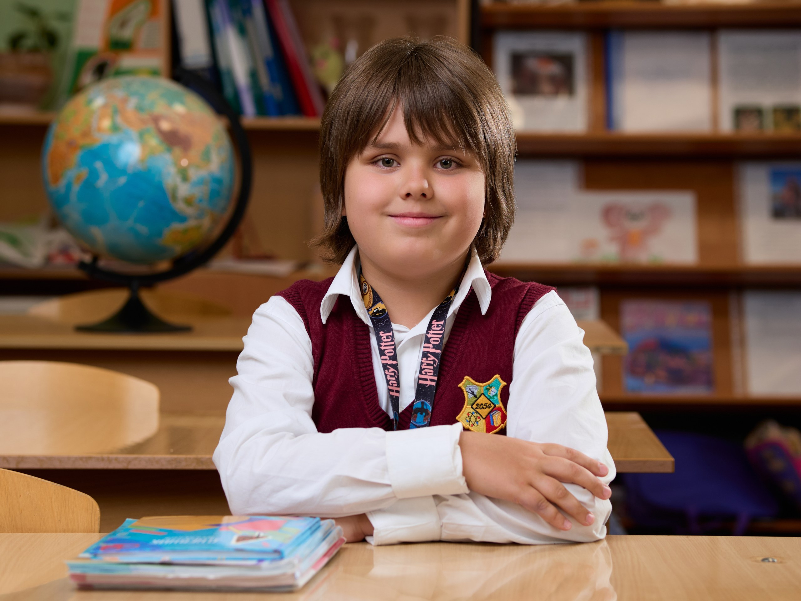 Фото школьника за партой с учебниками в московской школе