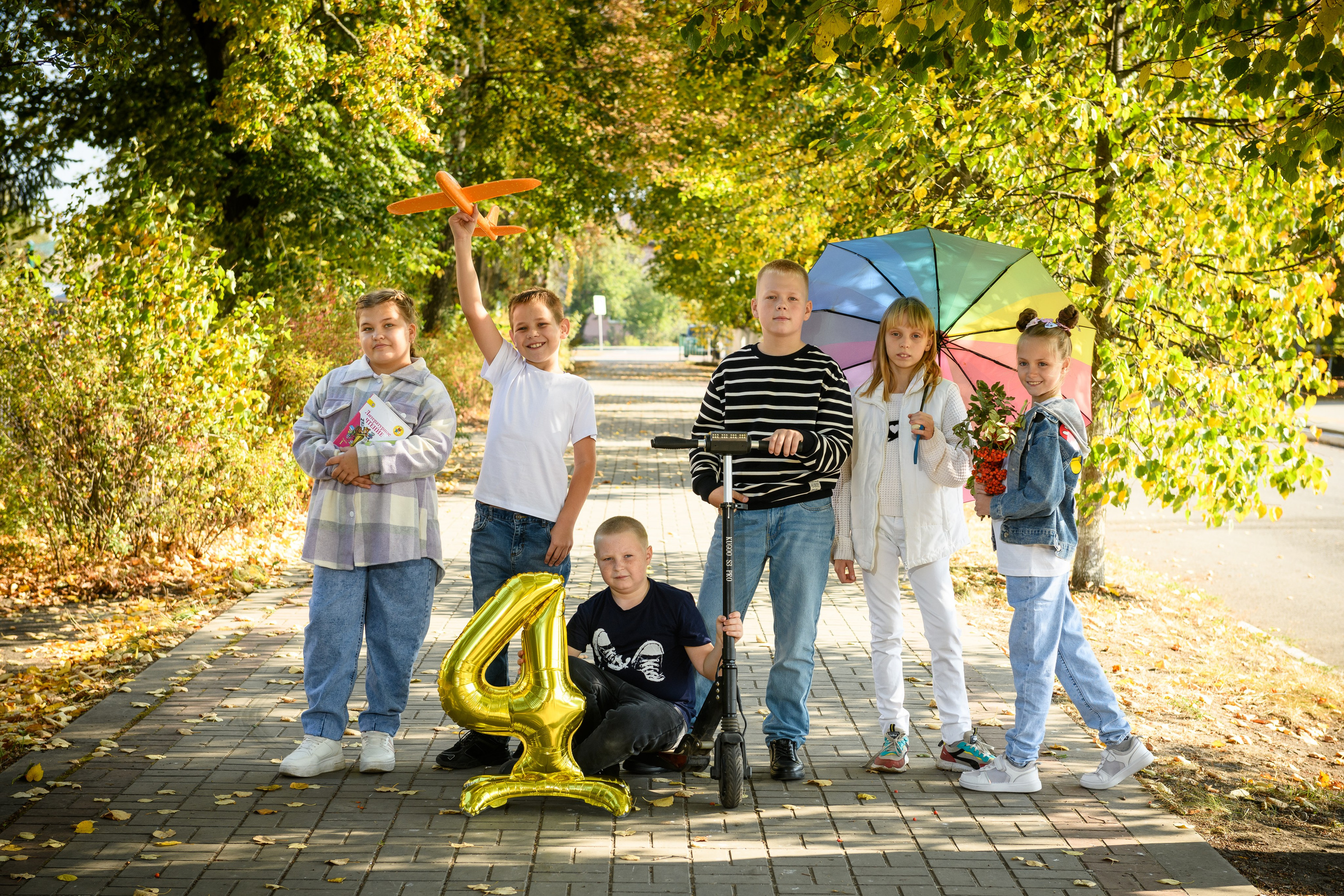 Четвероклассники позируют для школьного альбома. Выпускные альбомы в Курске