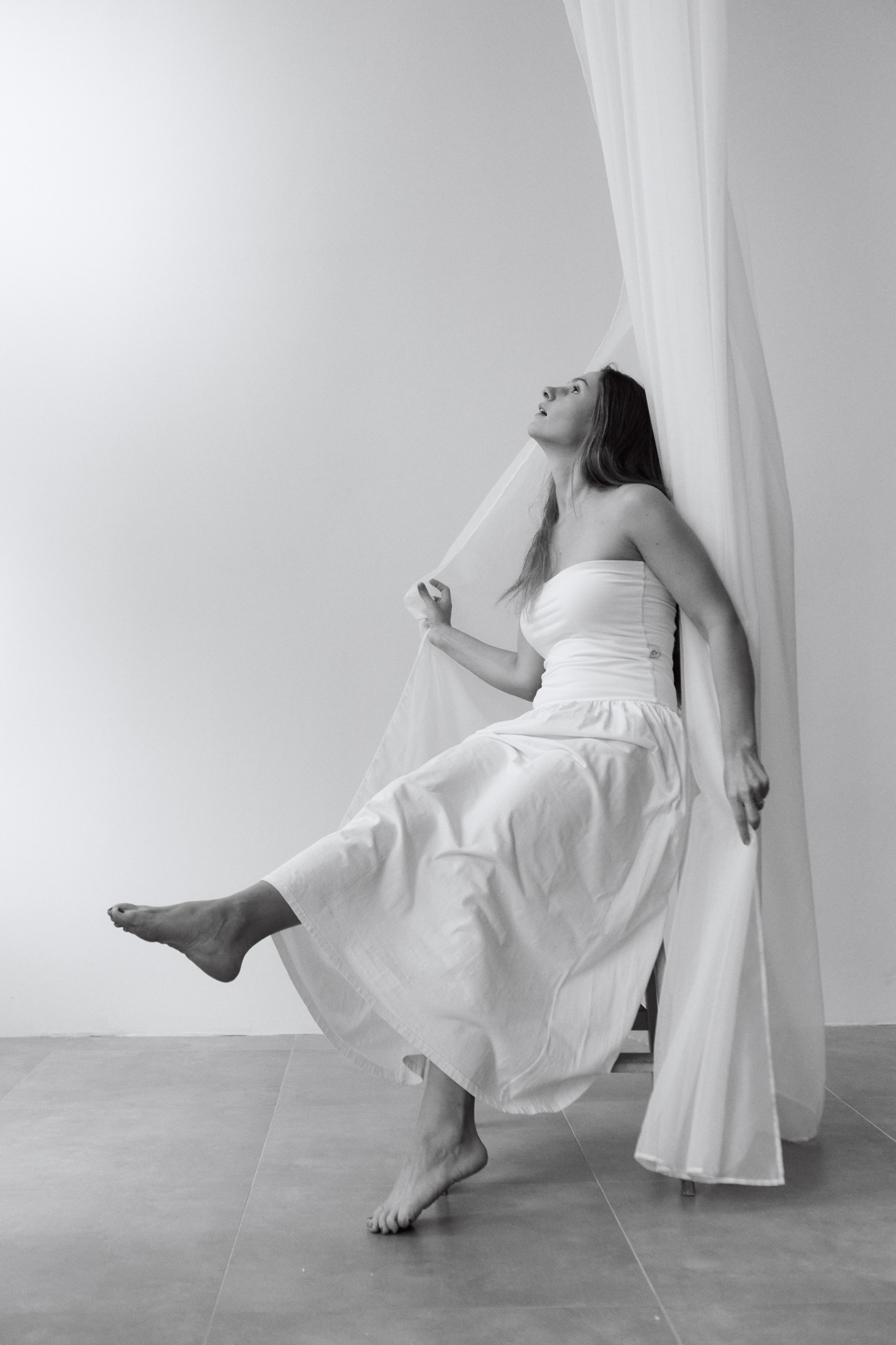 нежная и минималистичная женская фотосессия в студии в Москве