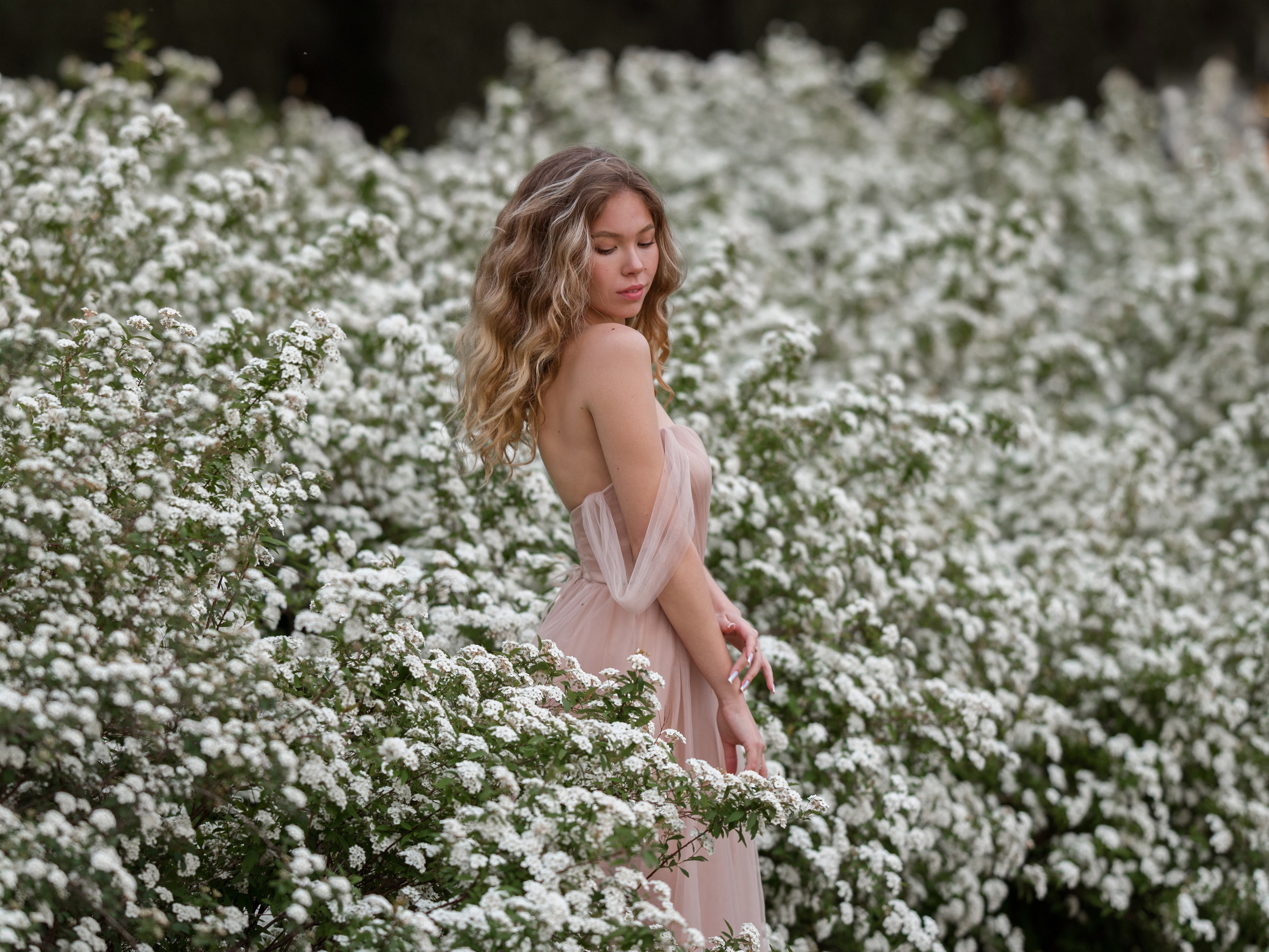 Портретная фотосессия в пышных кустах белой спиреи