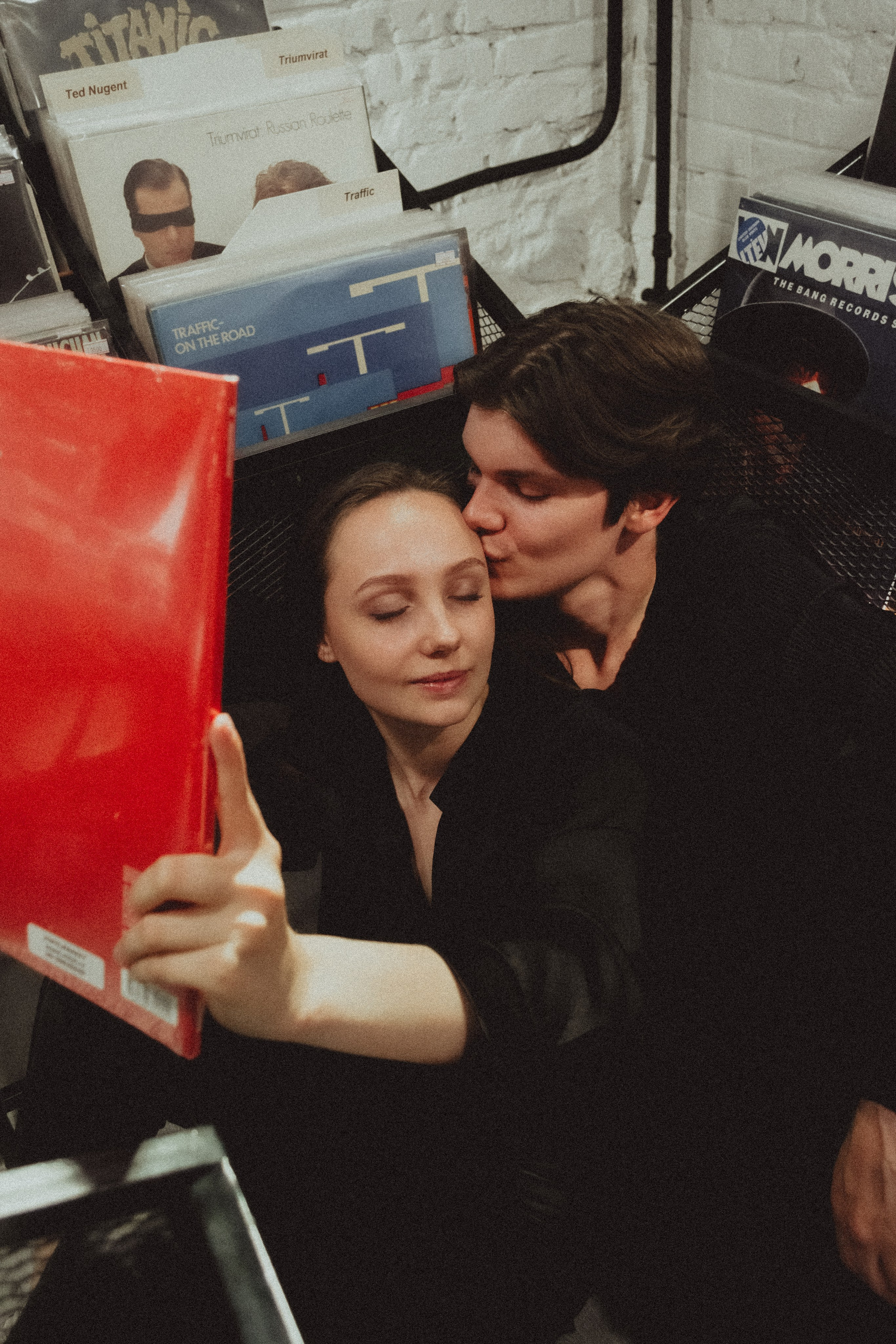 Парная ретро фотосессия в магазине с виниловыми пластинками