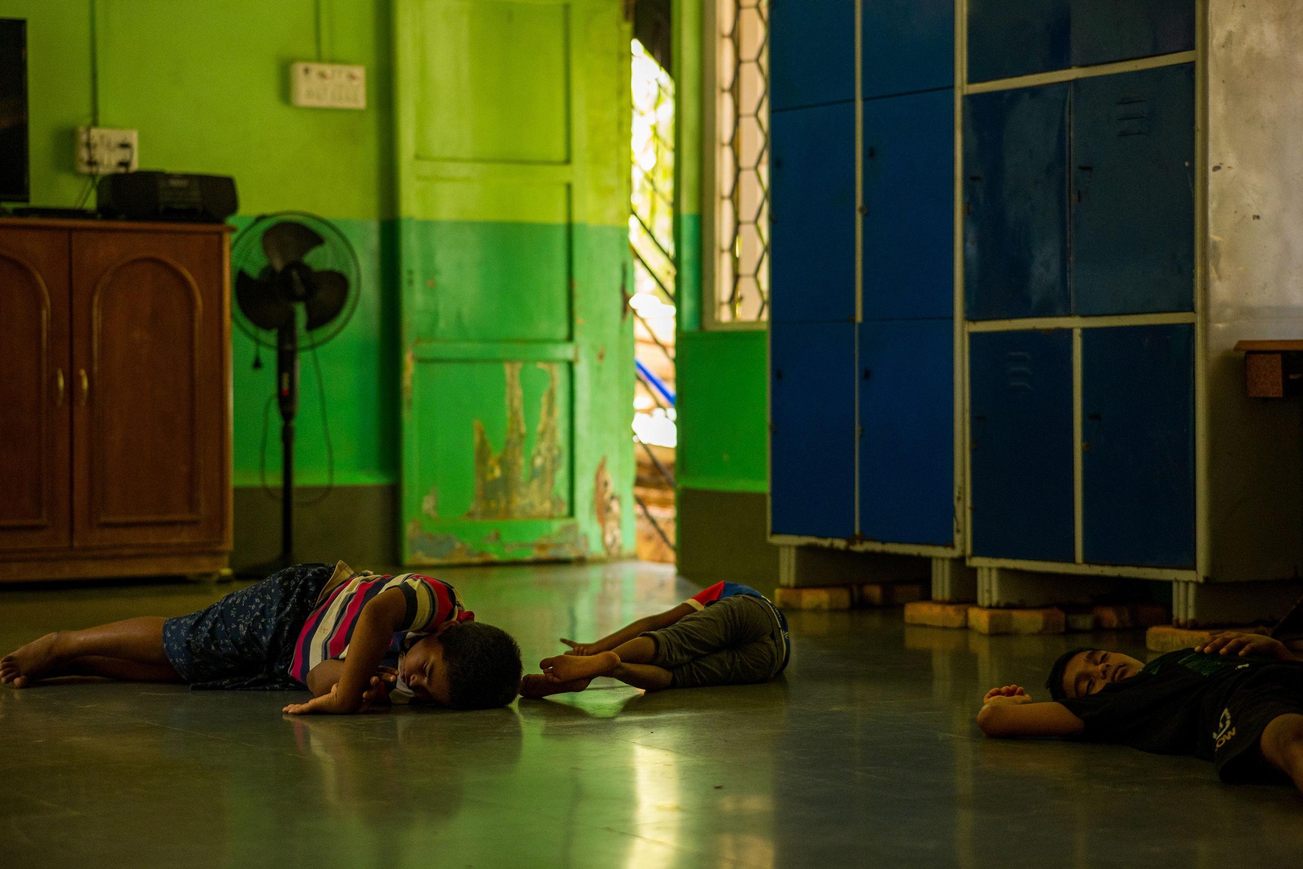 Портрет молодого индийца на фоне улицы, естественное освещение, Индия