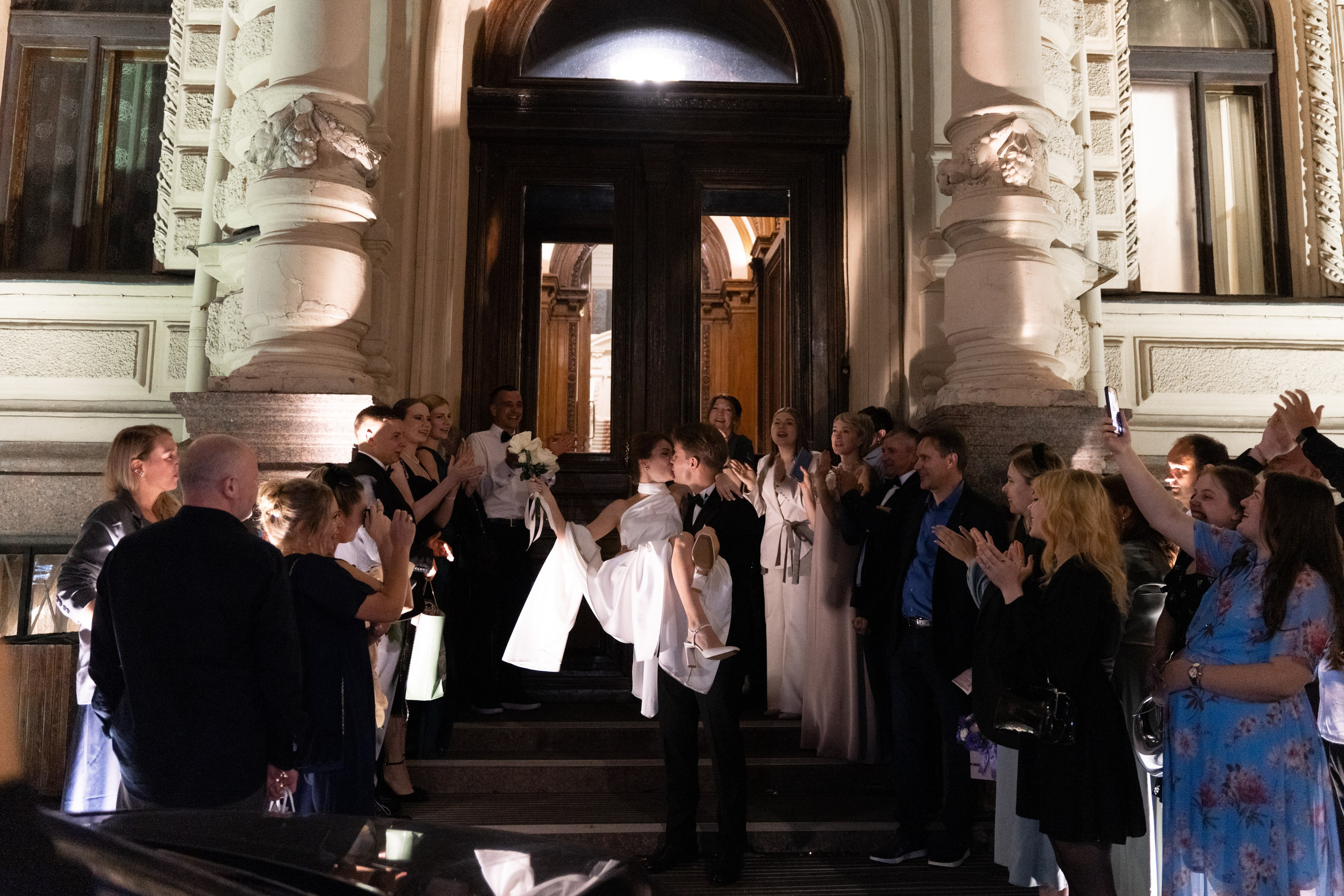 жених и невеста вечером на выходе из дворца 1 на английской набережной фото ночью