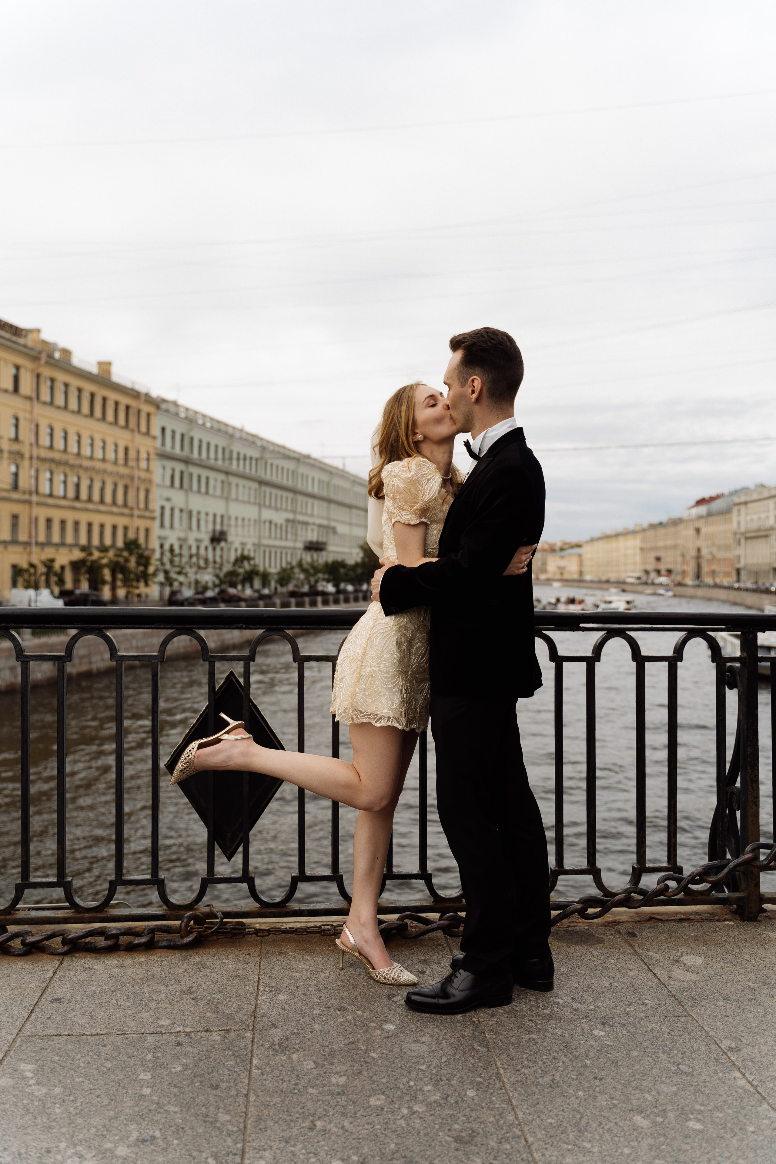 Камерная свадьба на фонтанке в сезонах. Свадебный фотограф организатор в Санкт-Петербурге Ассоль Опарина