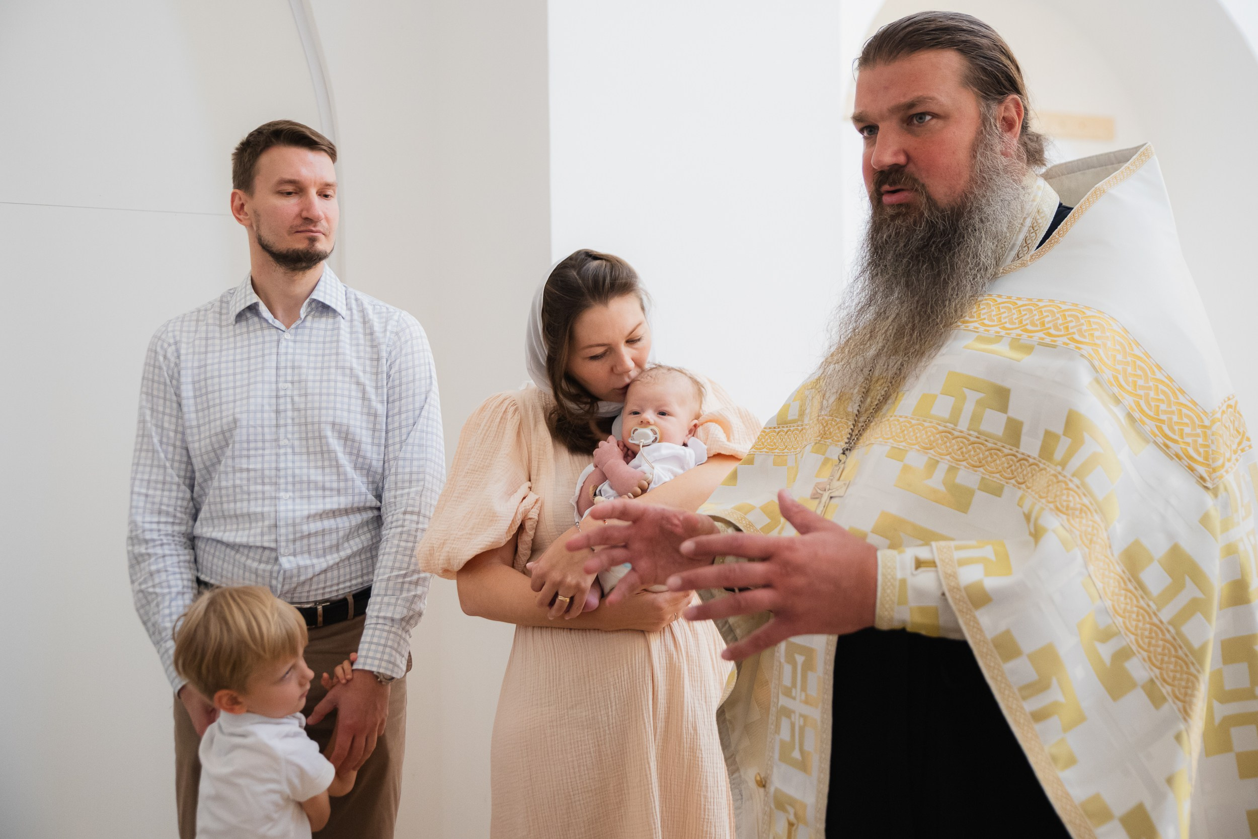 Фотосъемка крещения маленького мальчика в храме города Москвы. Семейный и школьный фотограф в Москве Анна Ткач