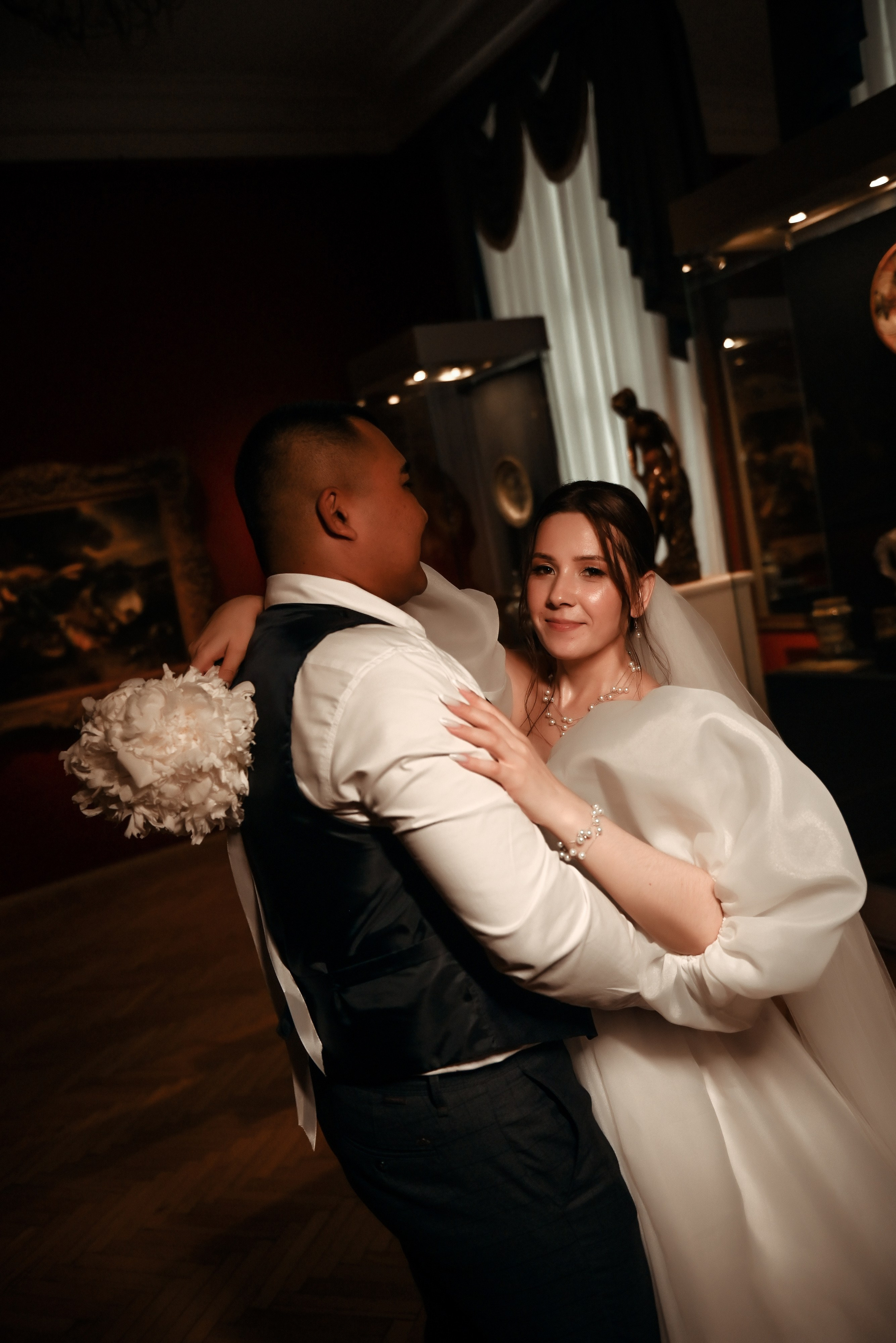 Небольшая свадебная серия в музее и прогулкой под дождем Эльмиры и Ризата. Свадебный, семейный, детский, контент фотограф в Омске Максим Ильин