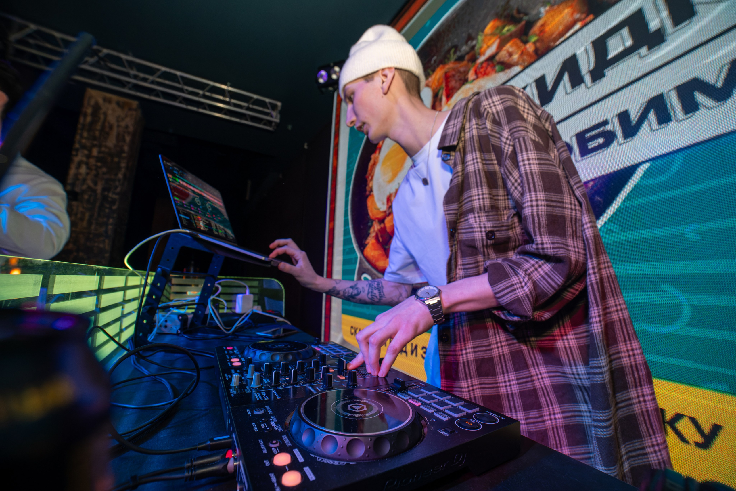 Съёмка в клубе, бар руки вверх, клубная фотосессия. «Студия DRONAVT`s» — видеосъёмка и фотография г. Москва