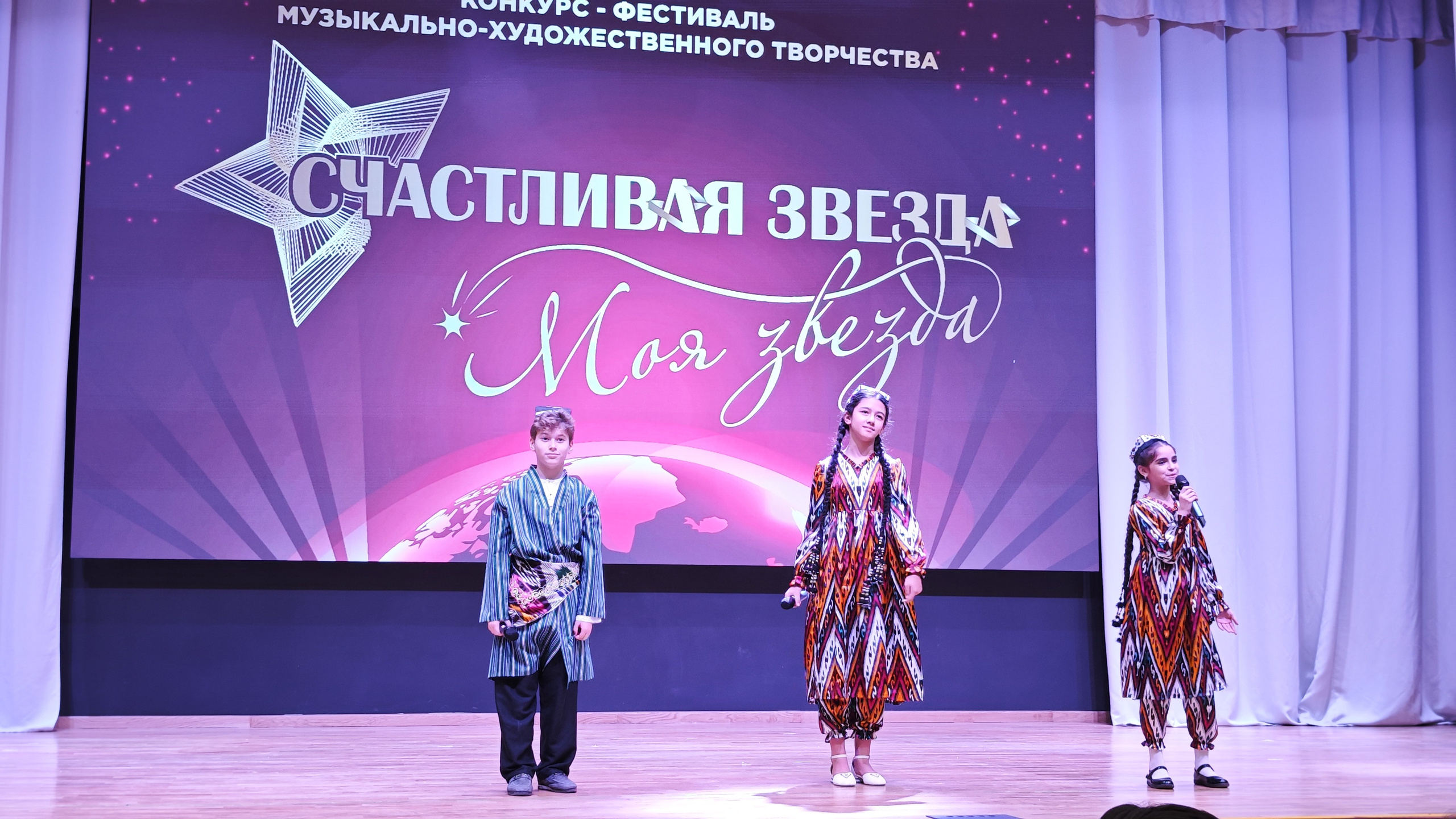 1 ноября 2025 г, г. Бохтар, Таджикистан. Золотое яблочко