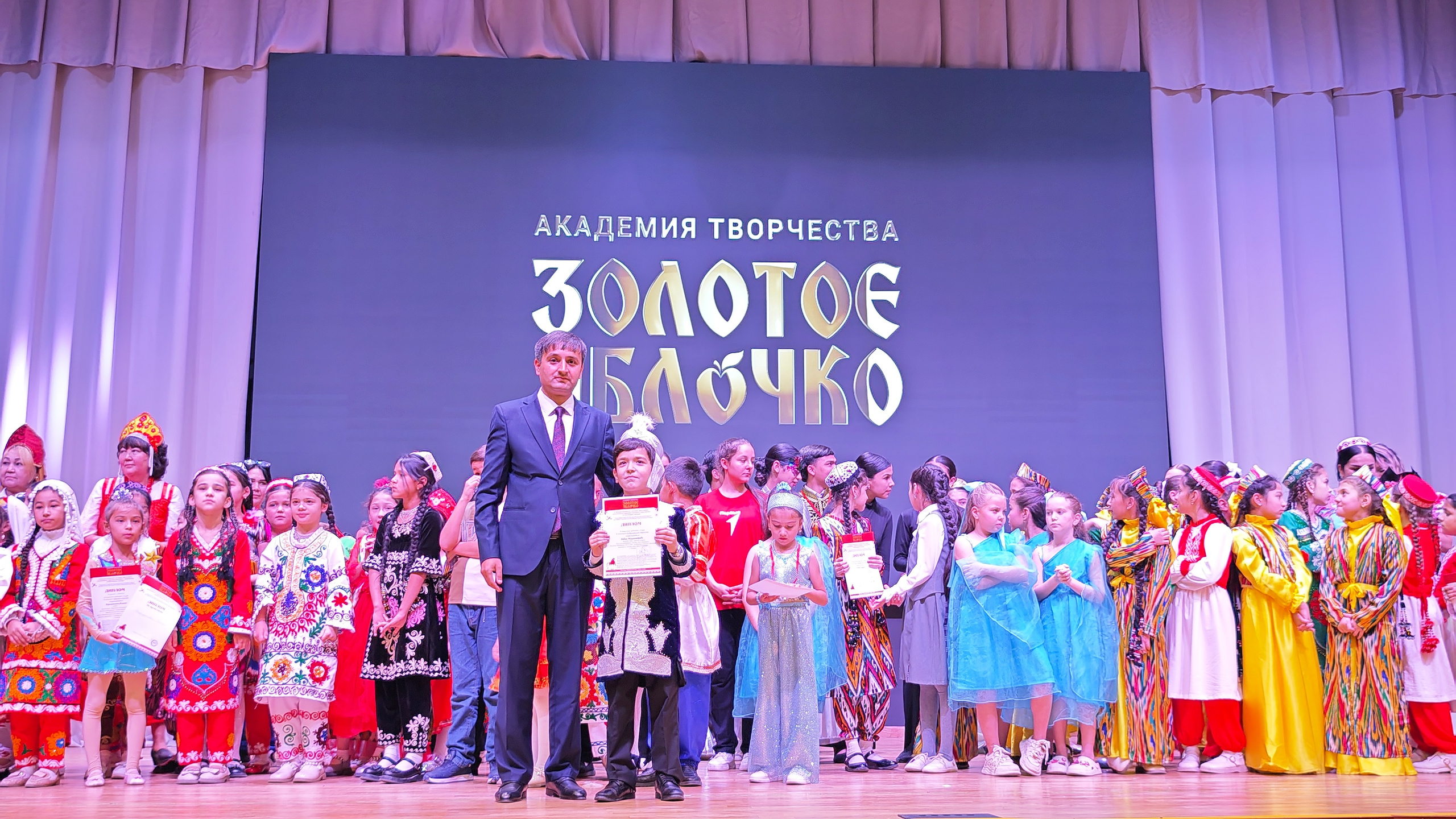 1 ноября 2025 г, г. Бохтар, Таджикистан. Золотое яблочко