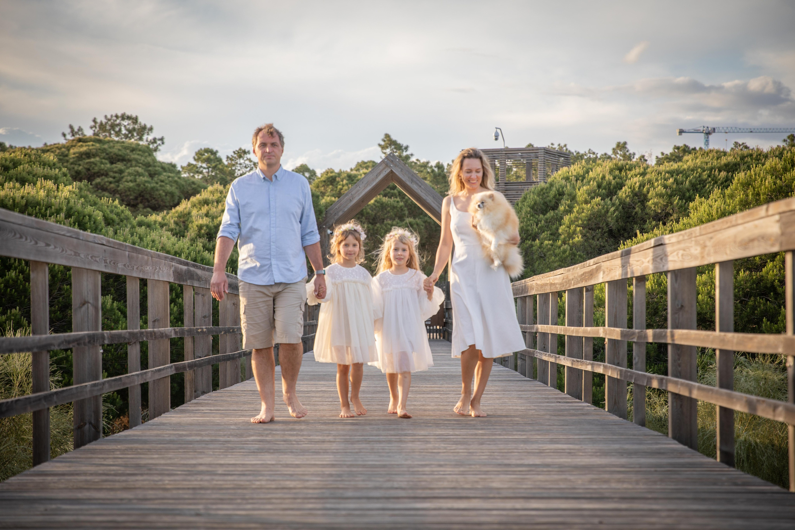 Family on the ocean. Professional Photographer in Portugal. Oksana Lomnova