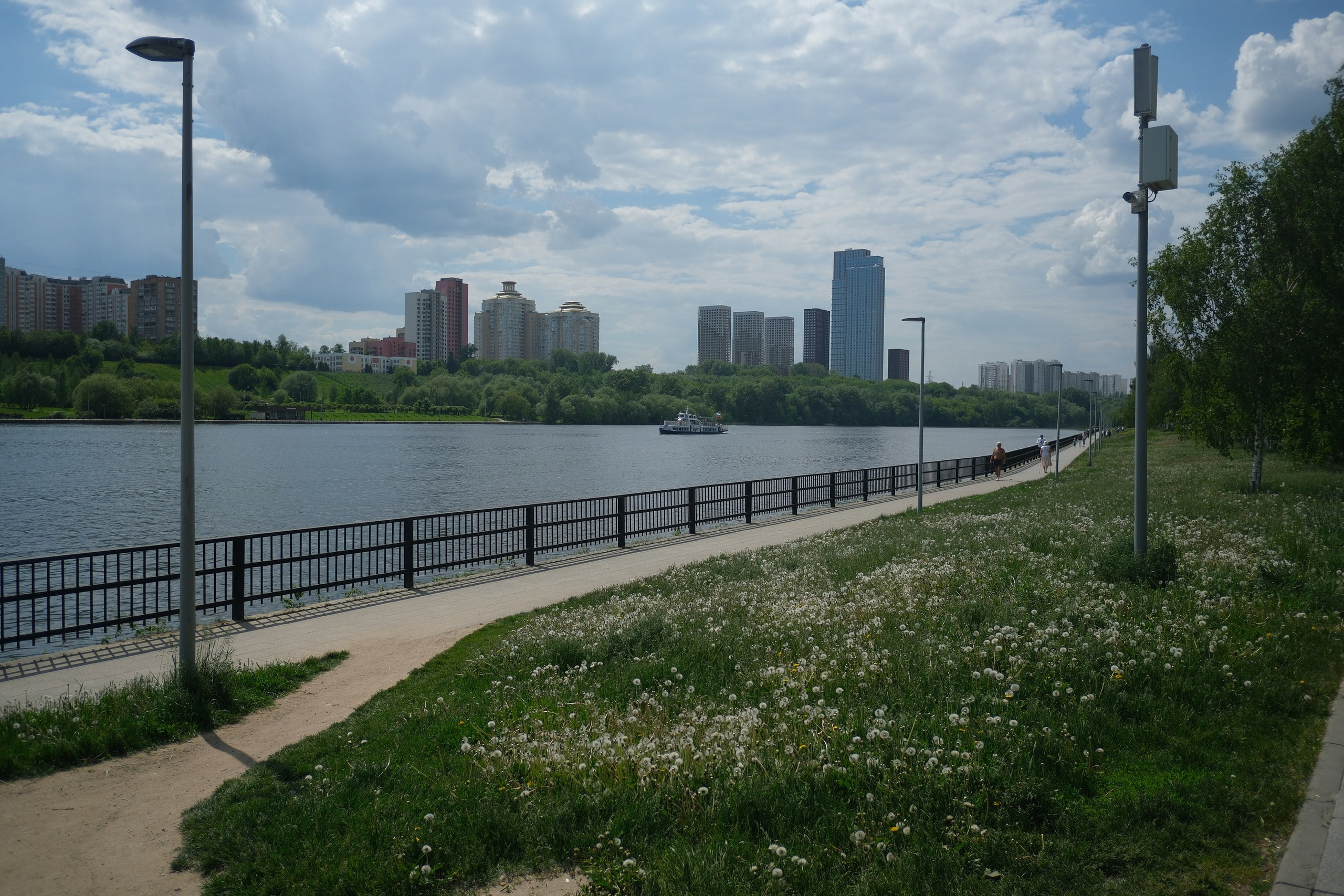 Парк 850 лет Москве. Снято на Voigtlander 18/2,8 Color-scopar. Улица, люди, жизнь…