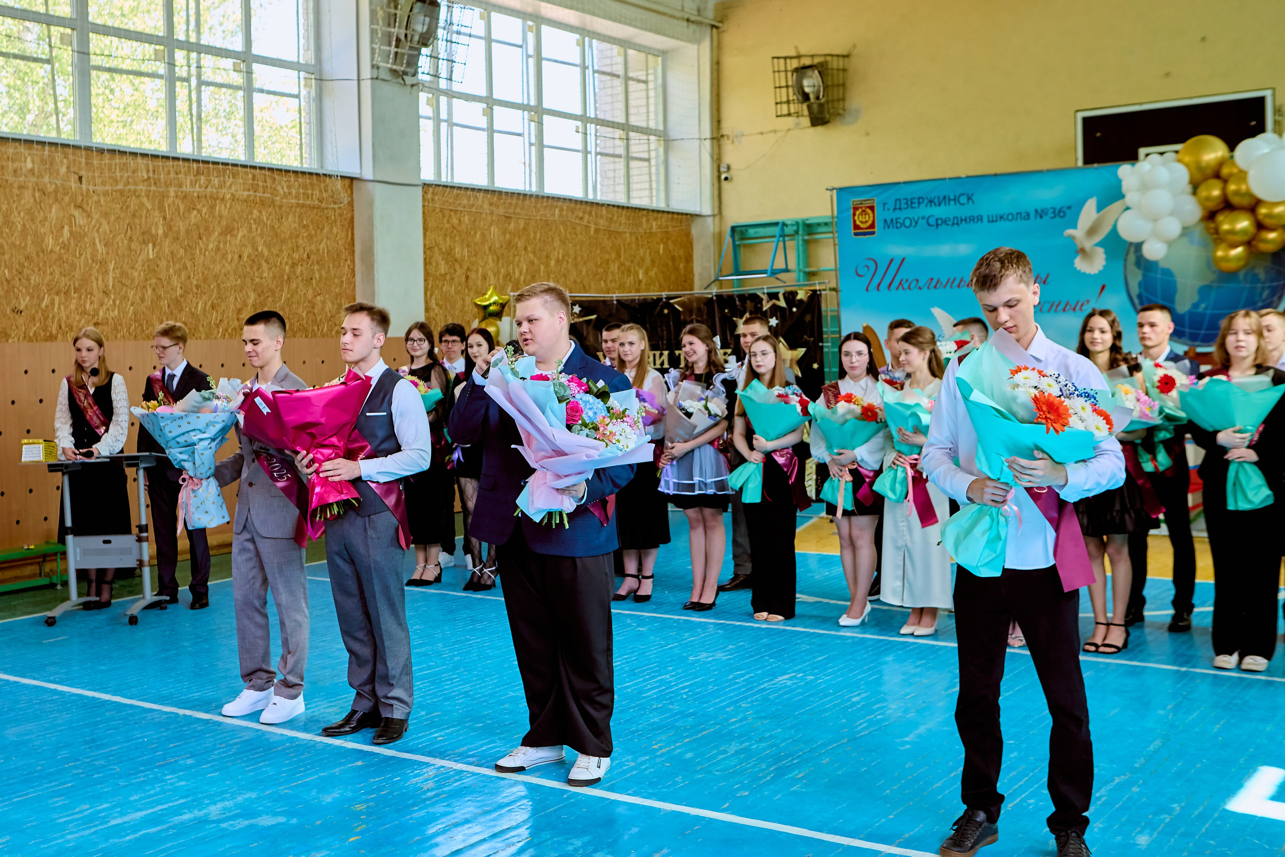 Взросление и надежда в глазах выпускников на празднике Последнего звонка, фото Николая Голованова, г. Дзержинск.