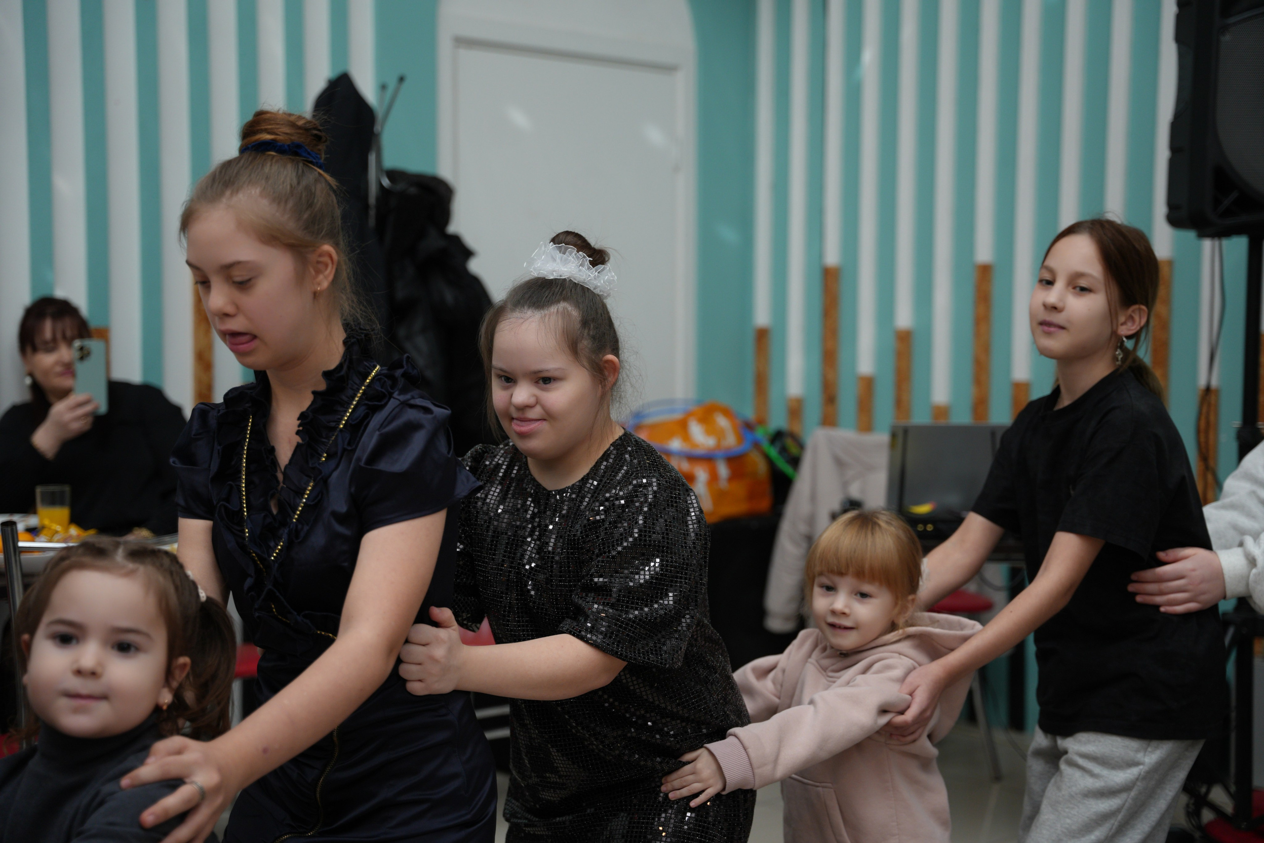 Социально —благотворительная акция «Ты в этом мире не один», посвященная Международному дню инвалидов. ВЫПУСКНЫЕ АЛЬБОМЫ, Школьный фотограф, семейный и свадебный в Саратове и области Ольга Плаксина