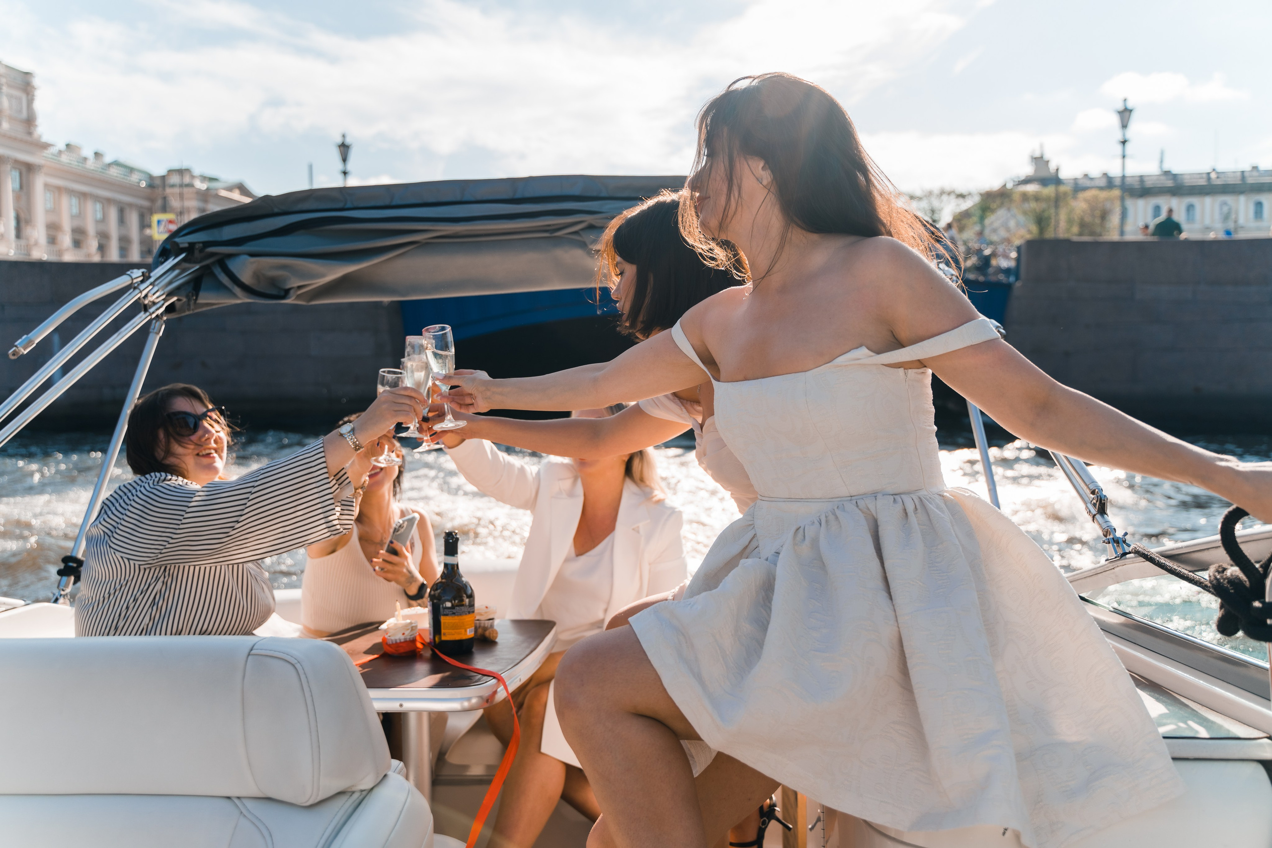 Фотосъемка девичника, встреча девушек, веселые женские портреты