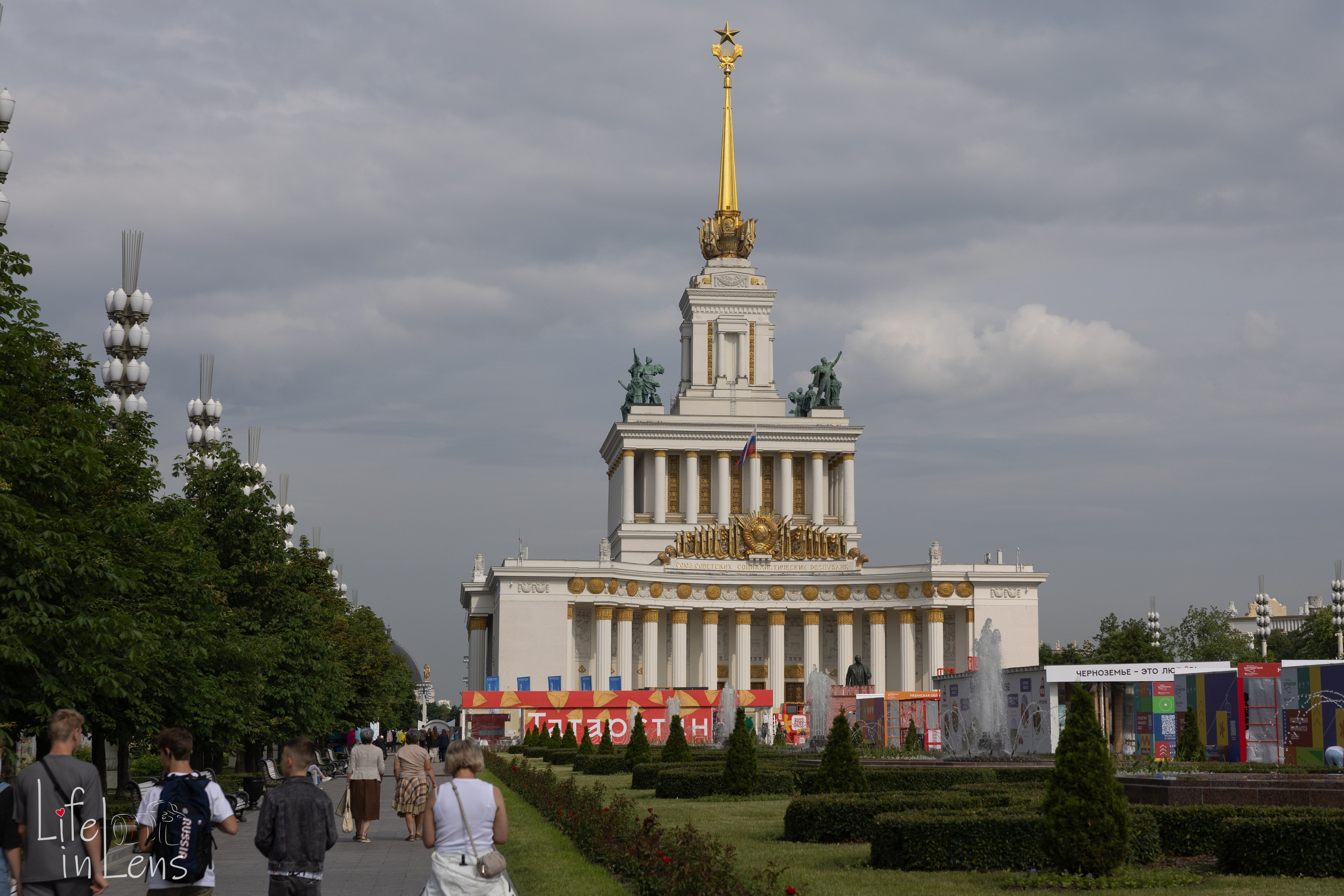 ВДНХ. День России. Фотограф, получающий удовольствие от своей работы