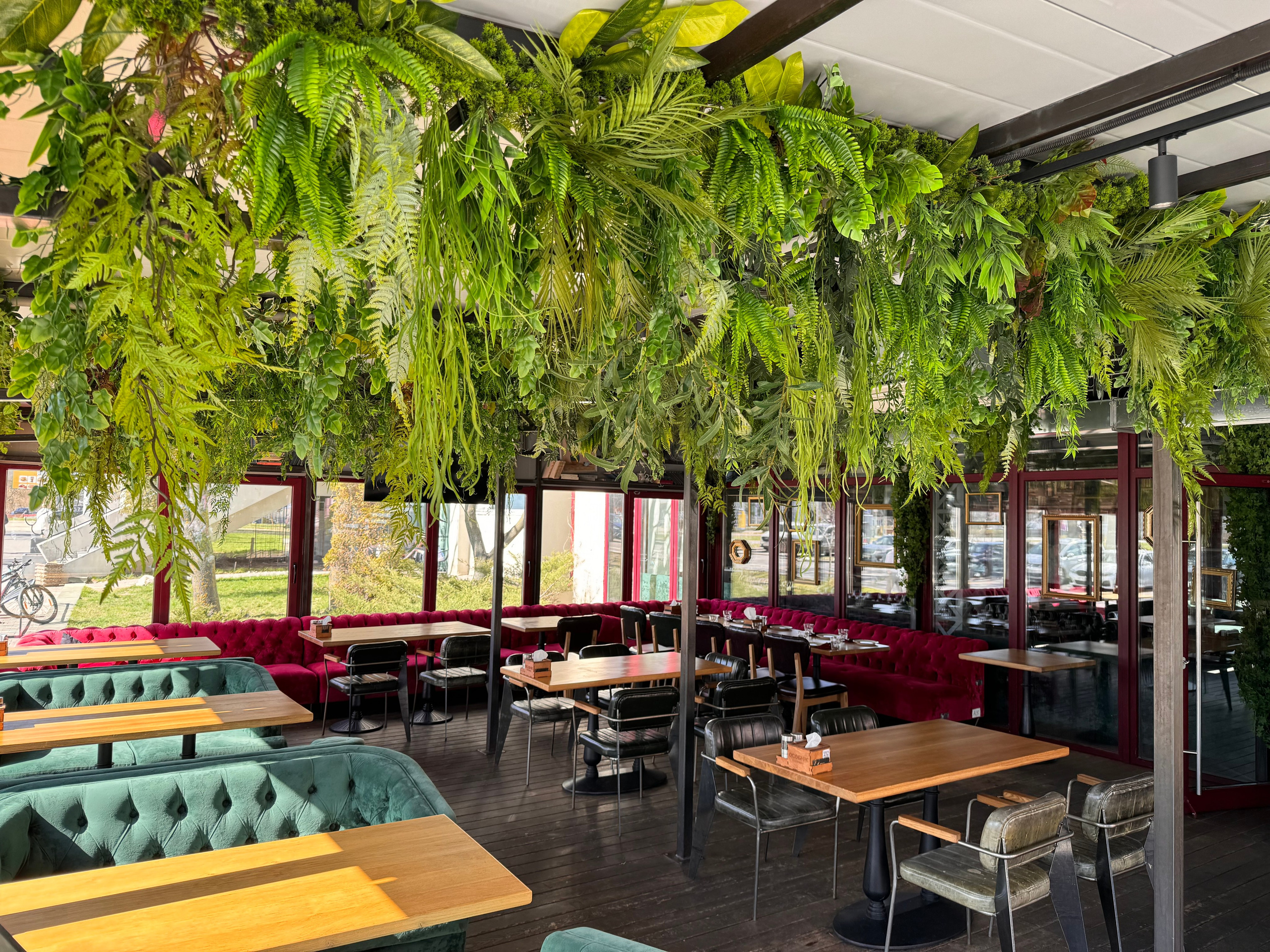 Декор заведений. Декоратор в Минске Алёна Шевелёва. Оформление входных групп осень/зима. Декор заведений