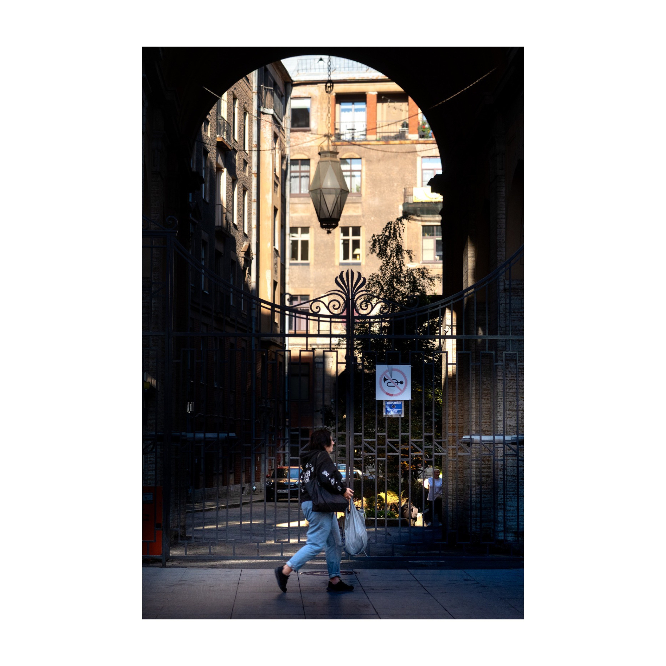 В Питере хорошая погода). Город наполнен правильными тенями и предосенними питерцами). High-quality interior photos for your home, office, hotel