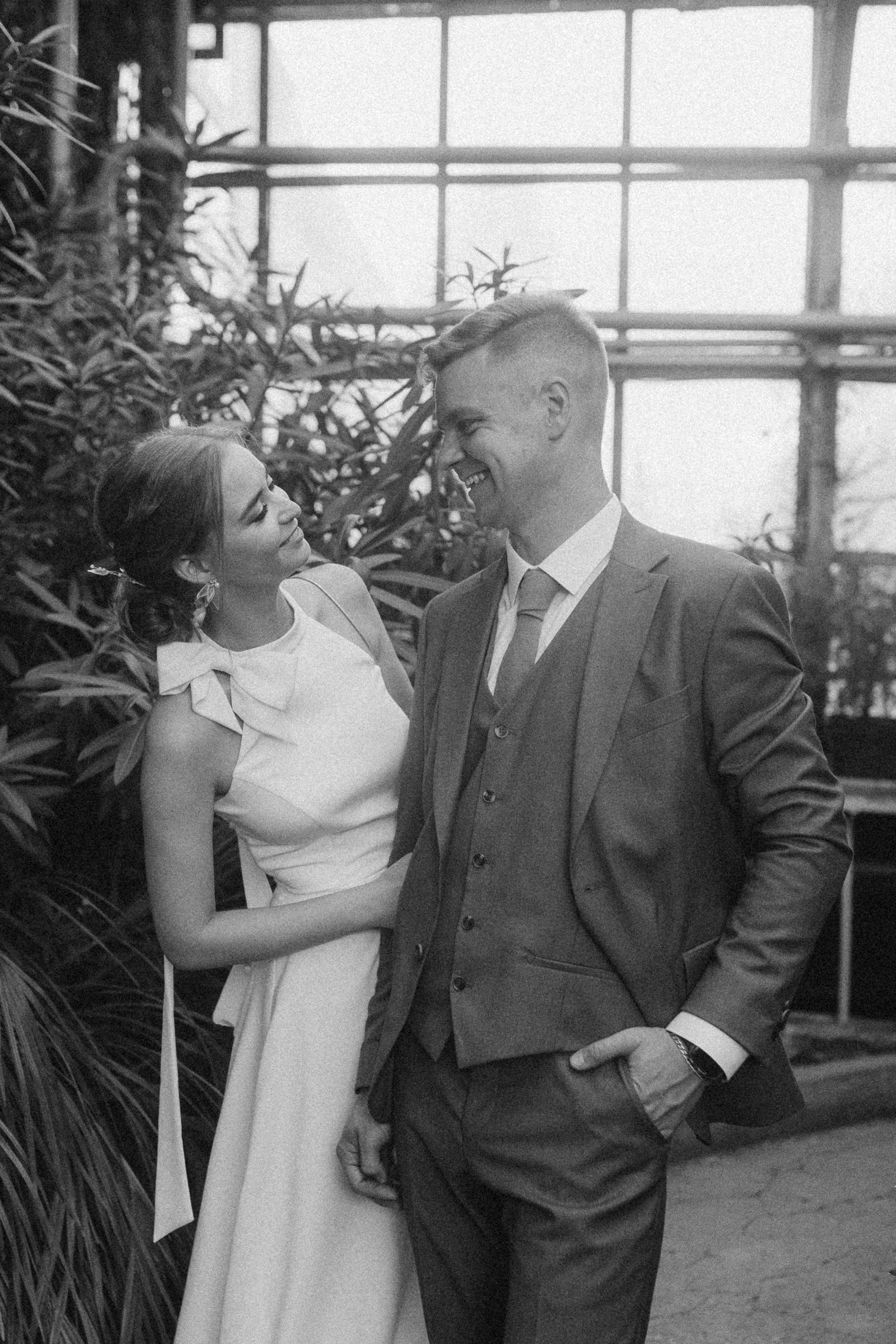 Свадебная фотосессия в Главном Ботаническом саду и в оранжерее. Свадебный фотограф в Москве Мария Крош