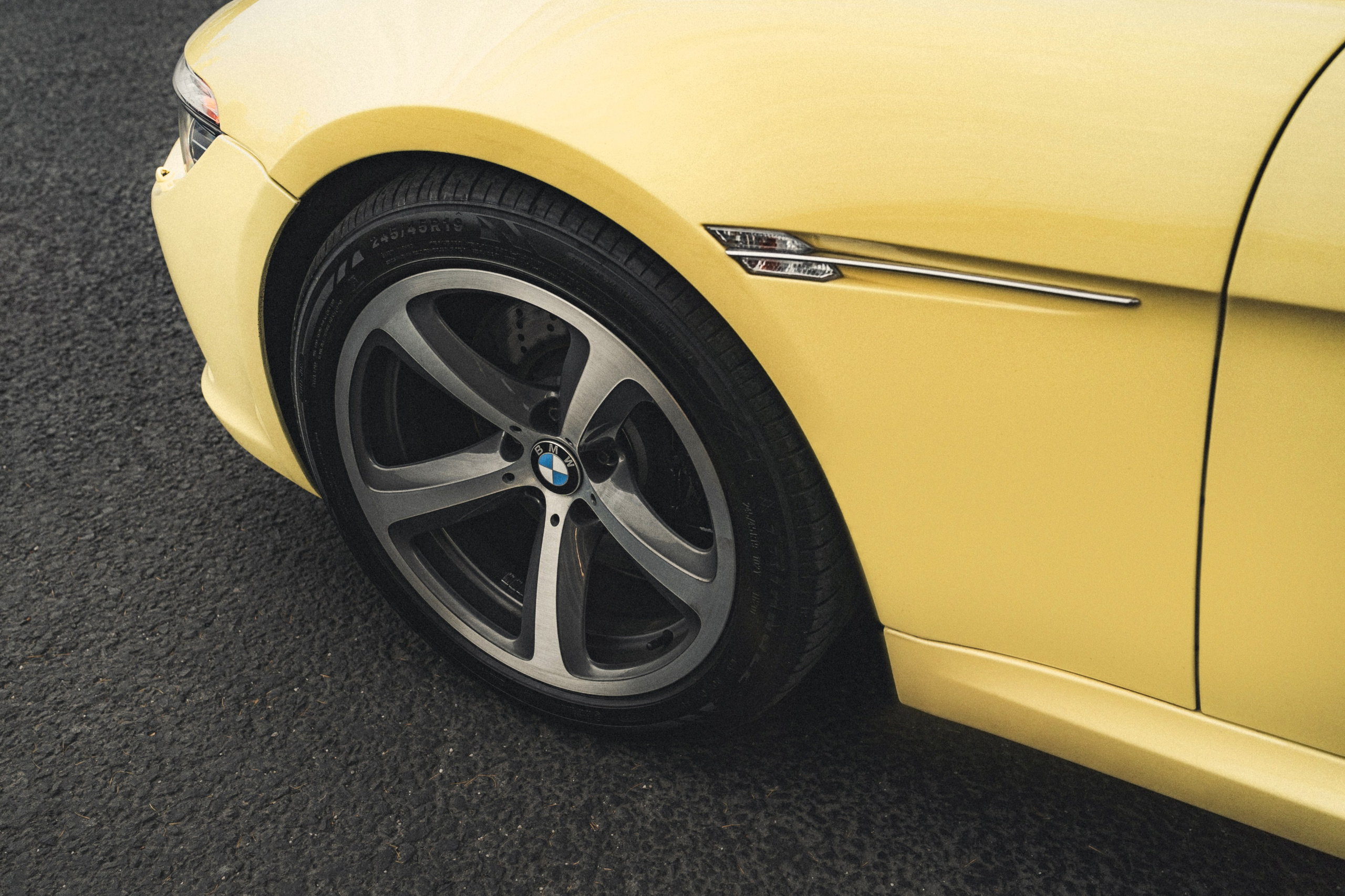 BMW 650i (Dakar Yellow). Фотограф Илья К. в Москве