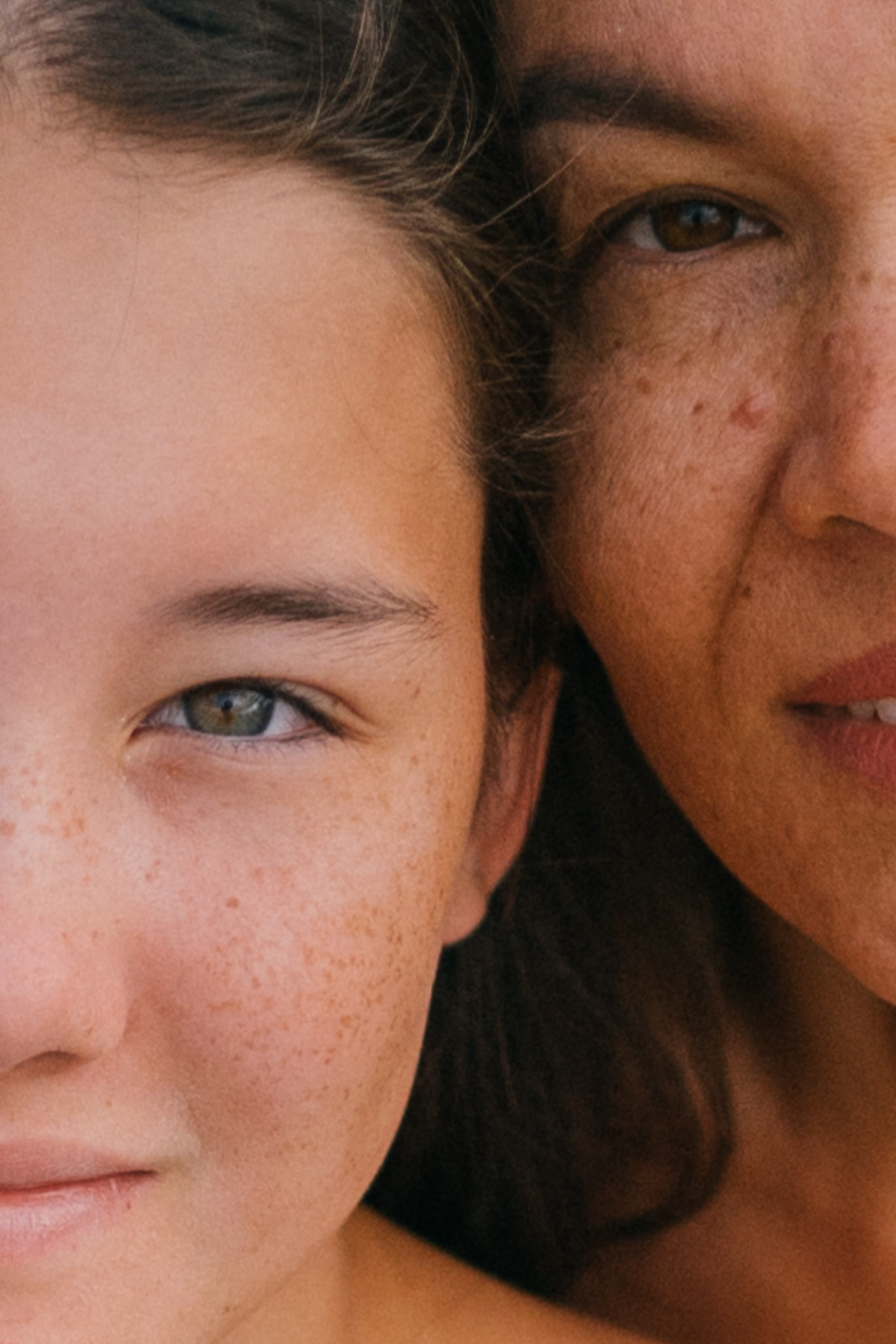 Семейная фотосессия в Геленджике – прыжки через волну все вместе, фотограф Геленджик