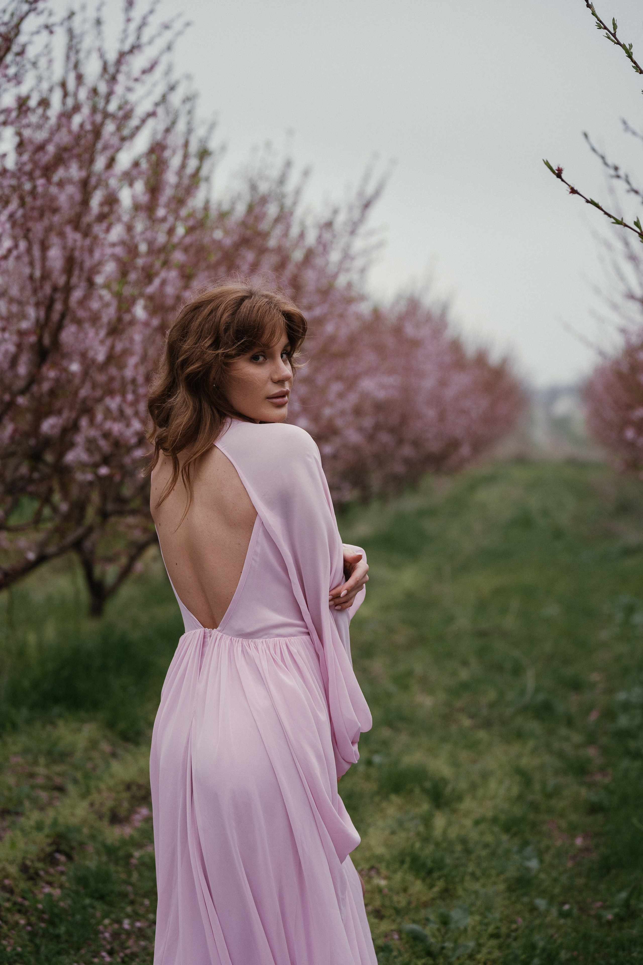 Поэтичный образ среди цветов: момент, когда платье оживает на ветру