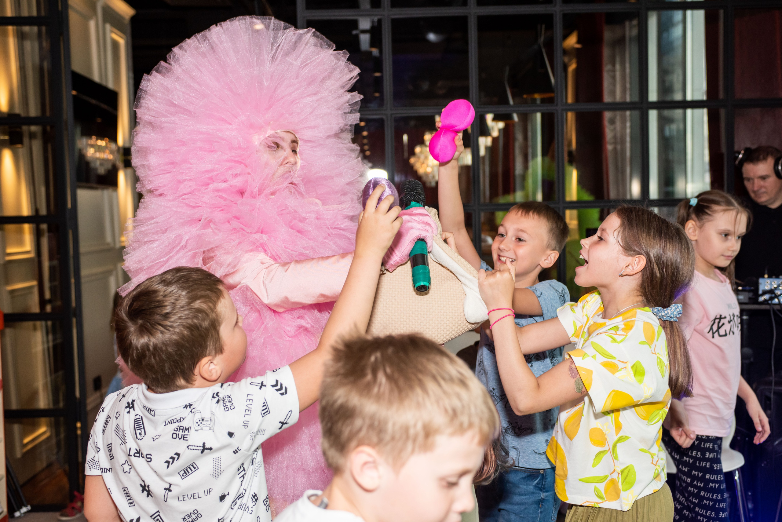 День защиты детей в ресторане «Булгур». Выпускные альбомы в Севастополе, Крыму и Екатеринбурге