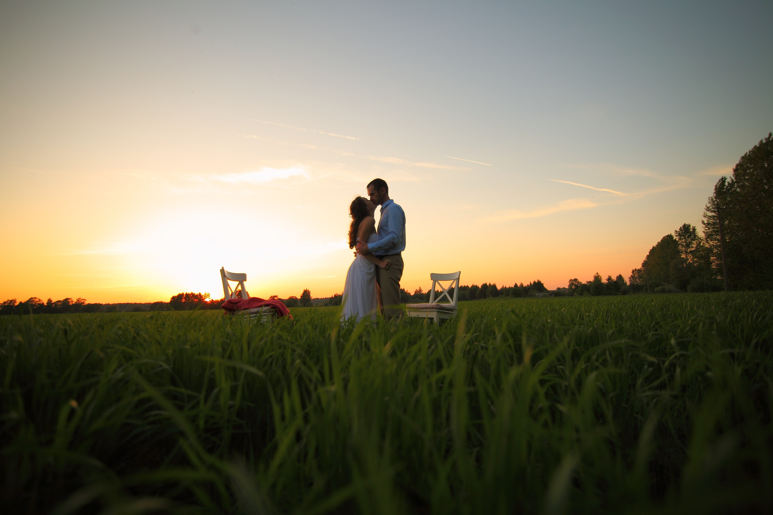 Душевная фотосессия пары в поле. Свадебный и репортажный фотограф в Ярославле и Санкт-Петербурге Роман Микрюков