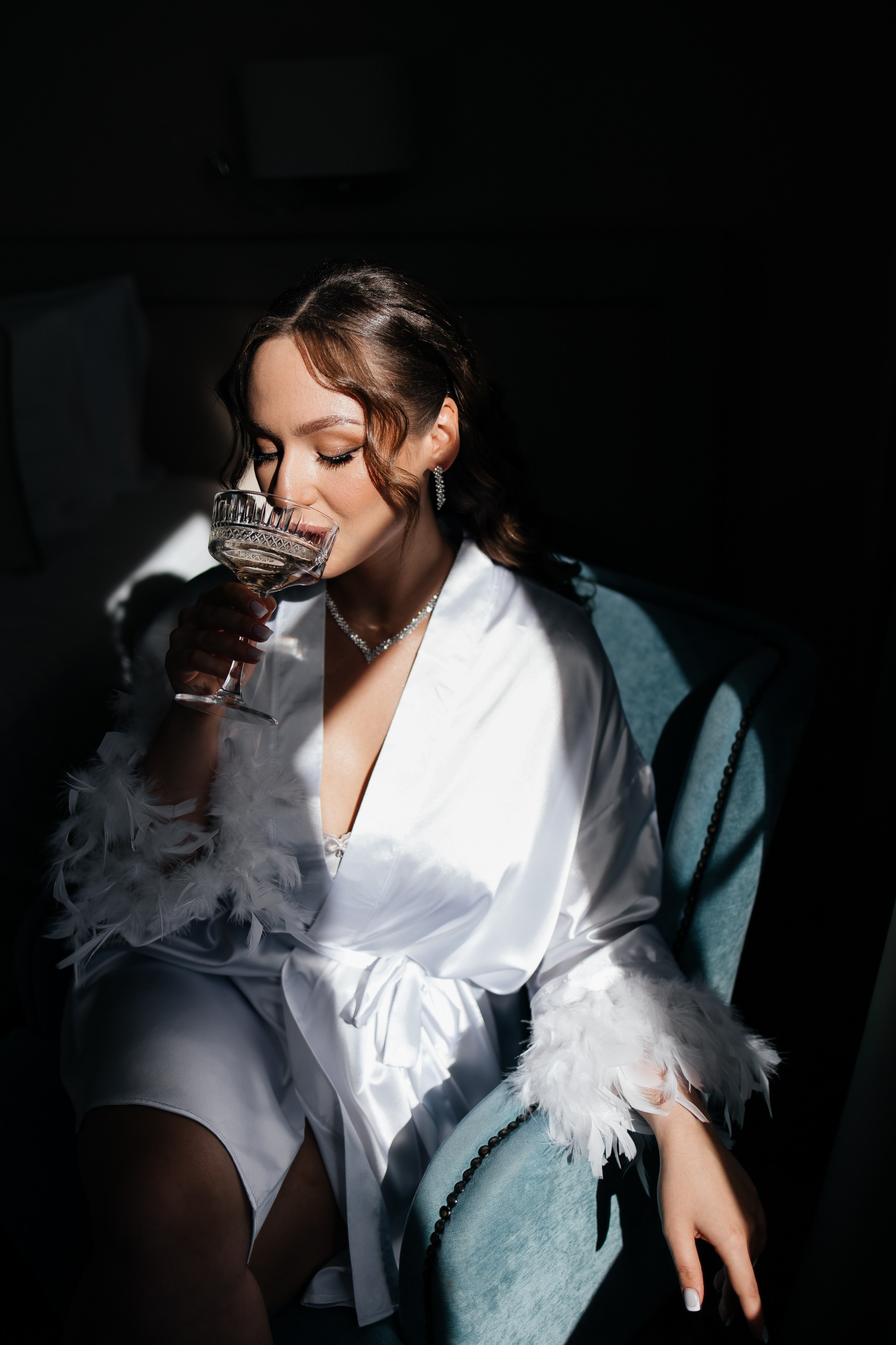 Невеста держит бокал с шампанским