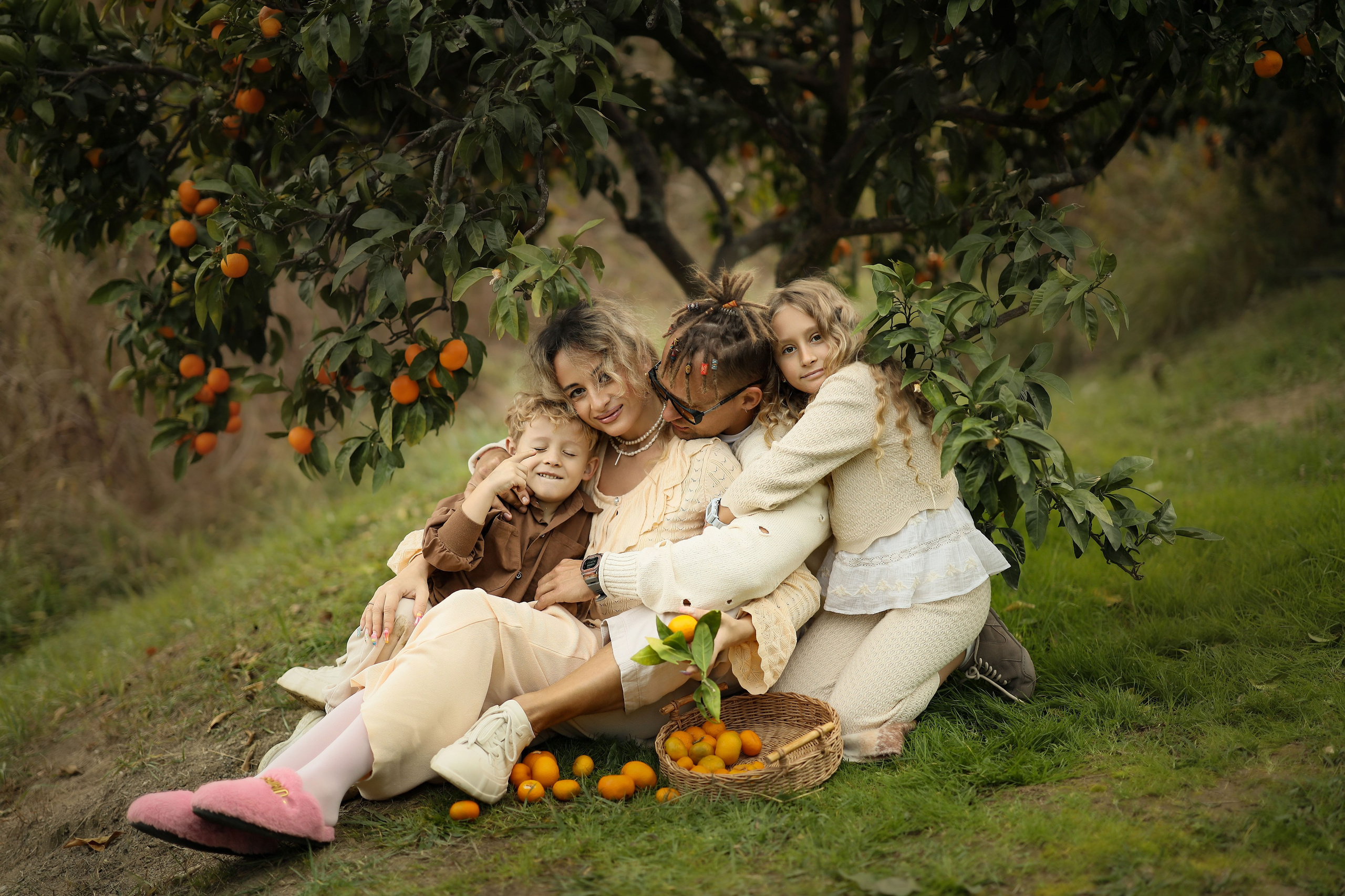 Семейная фотосессия в мандариновом саду Абхазии. Свадебный и семейный фотограф в Абхазии Жанна Соснина
