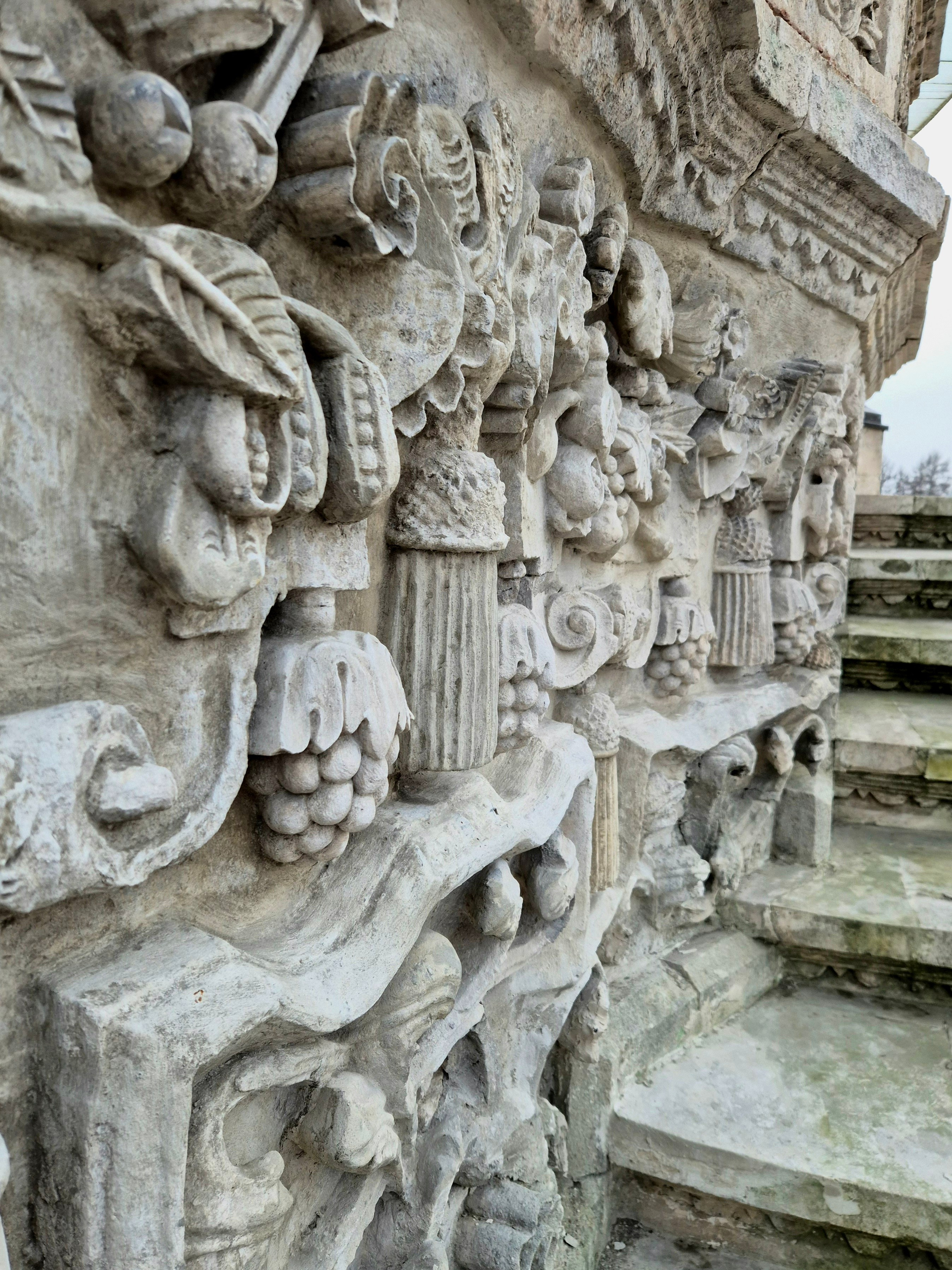 Строительный материал - белый известняк.