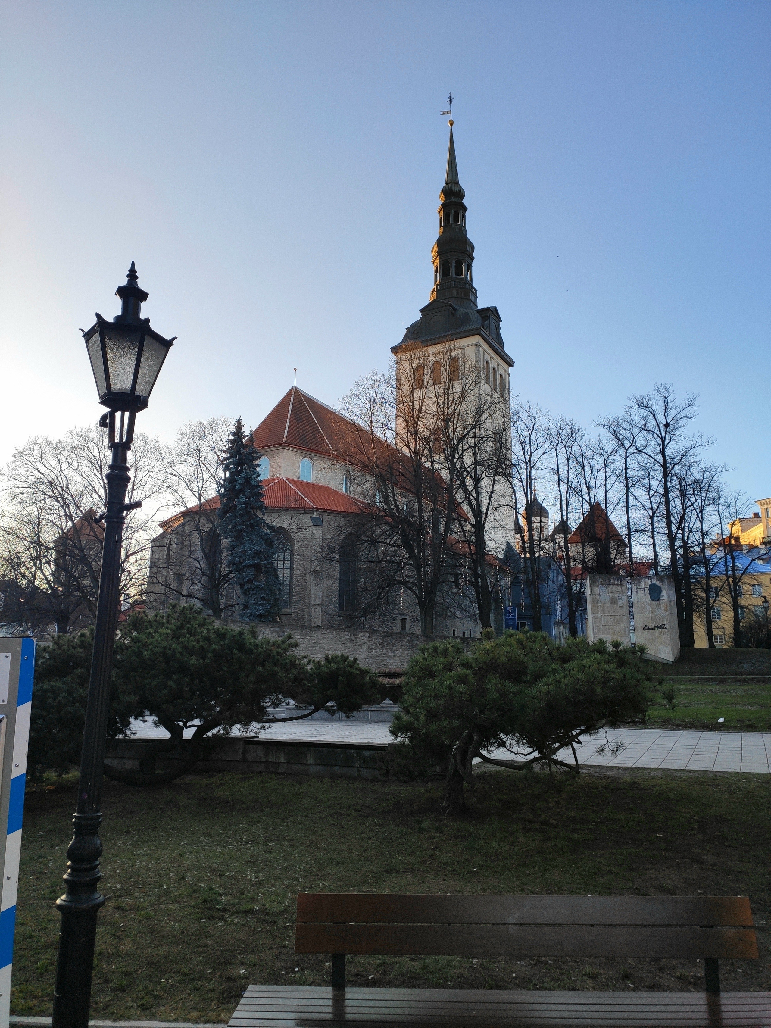 Церковь Нигулисте. Церковь св. Николая, покровителя моряков, была построена в середине XIII в., а в 1944 г сильно пострадала от бомбежек.